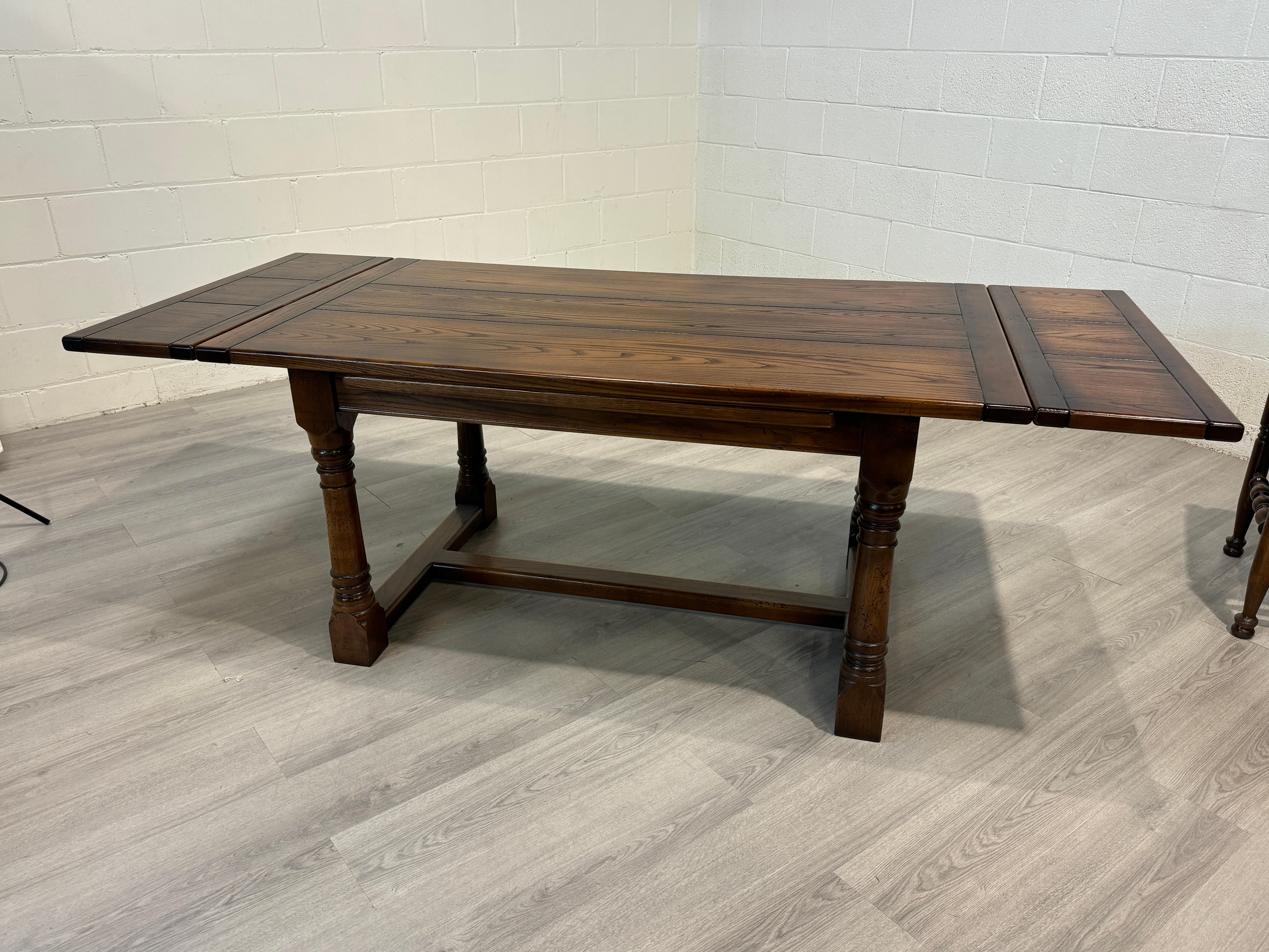 Mesa de Comedor de Roble-Tradicional Inglés Estilo Tudor, Hoja Extensible en venta 4