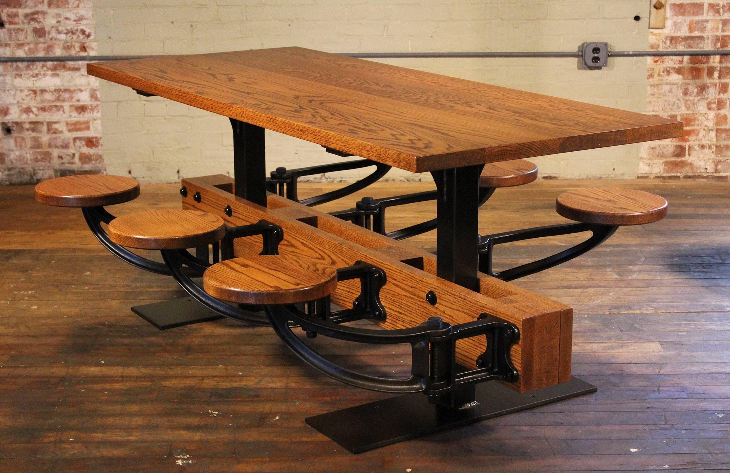 Industriel Table de salle à manger en Oak avec sièges pivotants attenants en vente