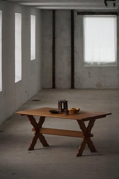 Table de salle à manger en Oak avec piètement en croix par un ébéniste danois, milieu du 20e siècle