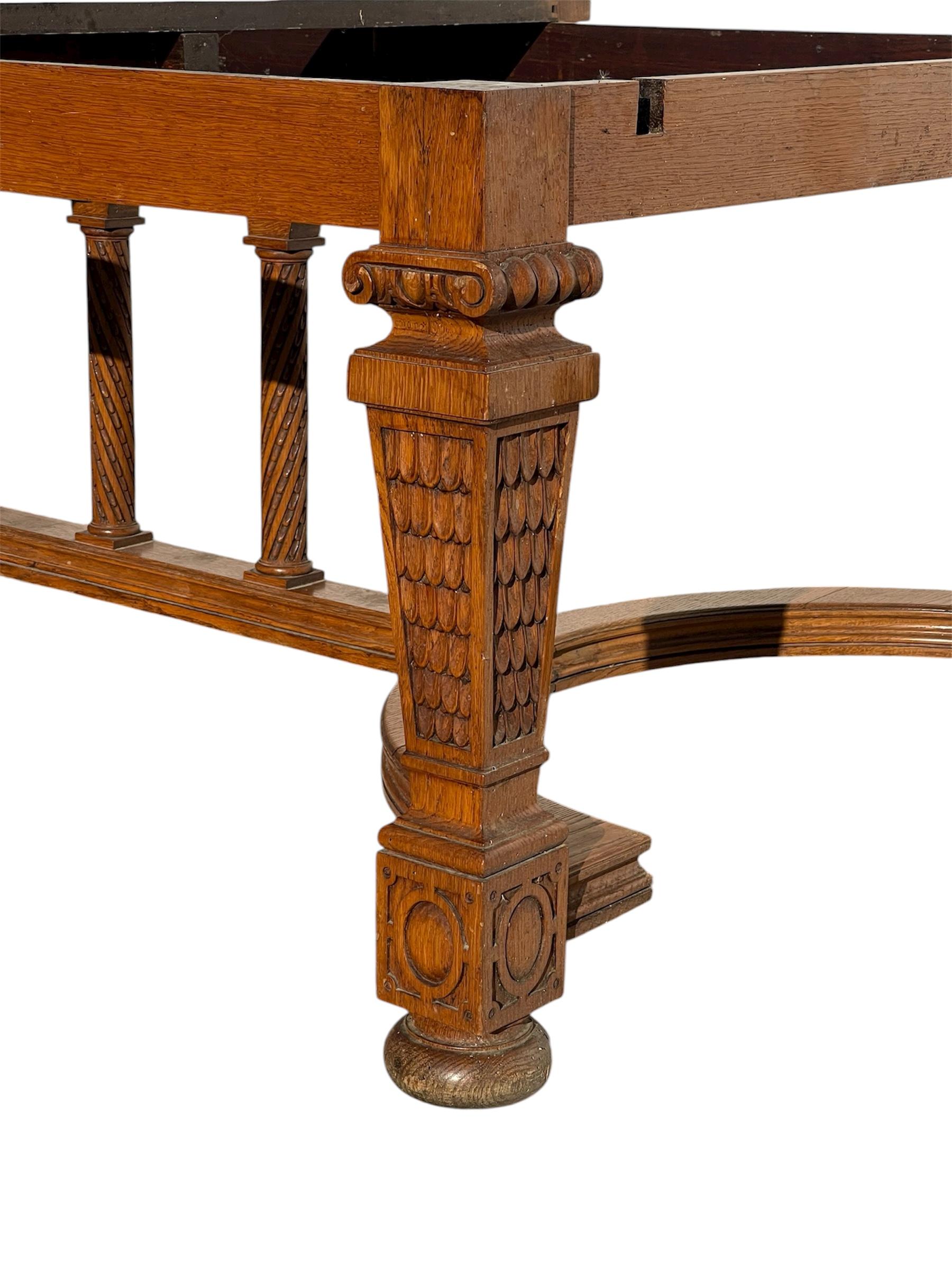 Mesa de comedor de roble con extensiones, siglo XIX Tallado a mano en venta