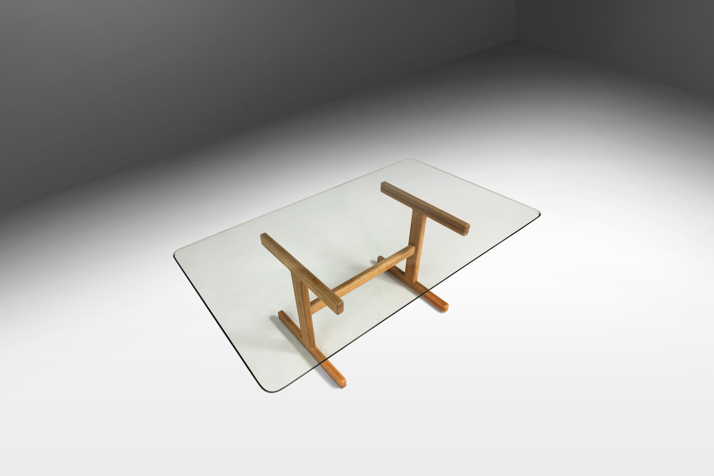 Mid-Century moderno Tavolo da pranzo in Oak con piano in vetro alla maniera di Hans J. Wegner, Danimarca,  1970's in vendita