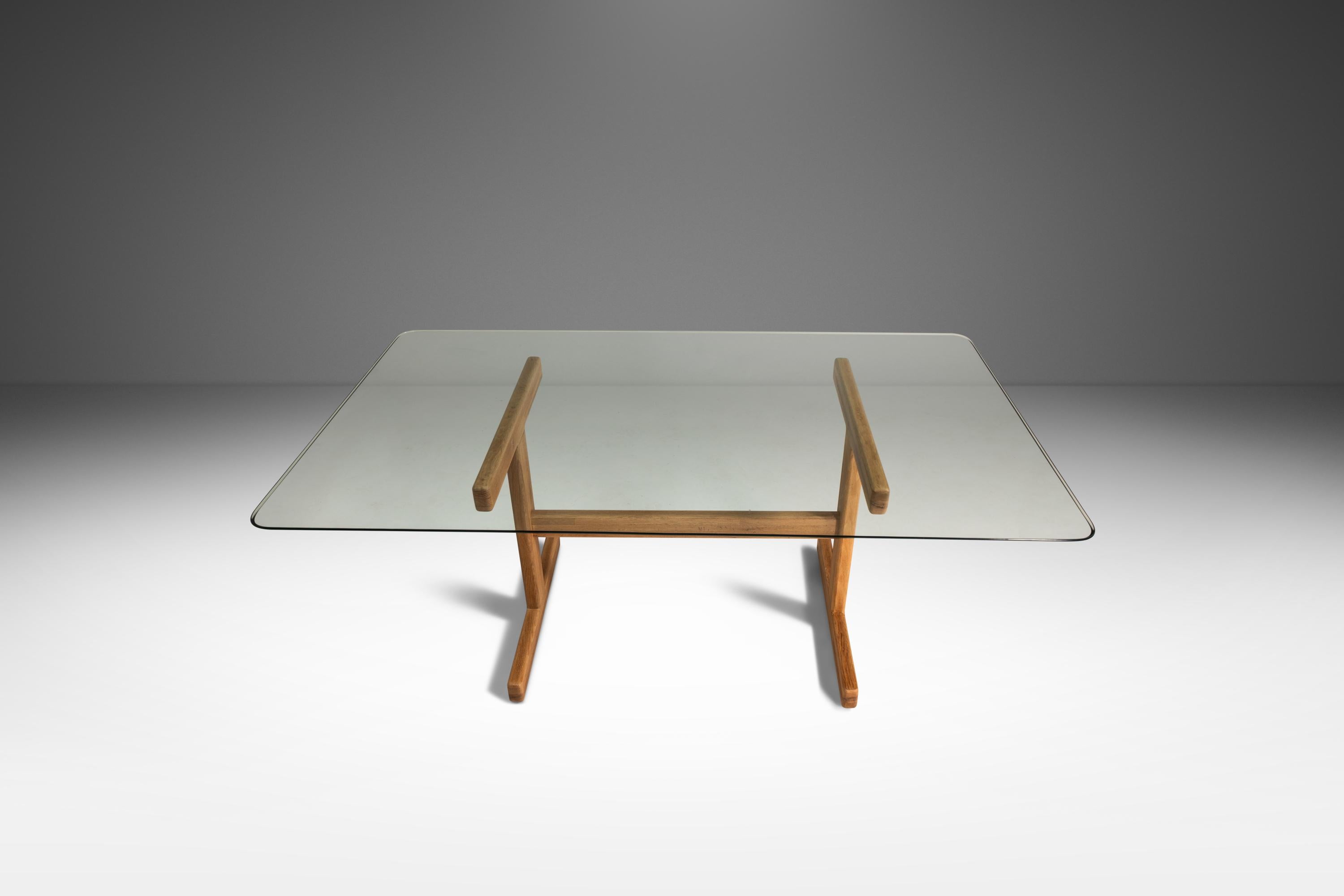 Danese Tavolo da pranzo in Oak con piano in vetro alla maniera di Hans J. Wegner, Danimarca,  1970's in vendita