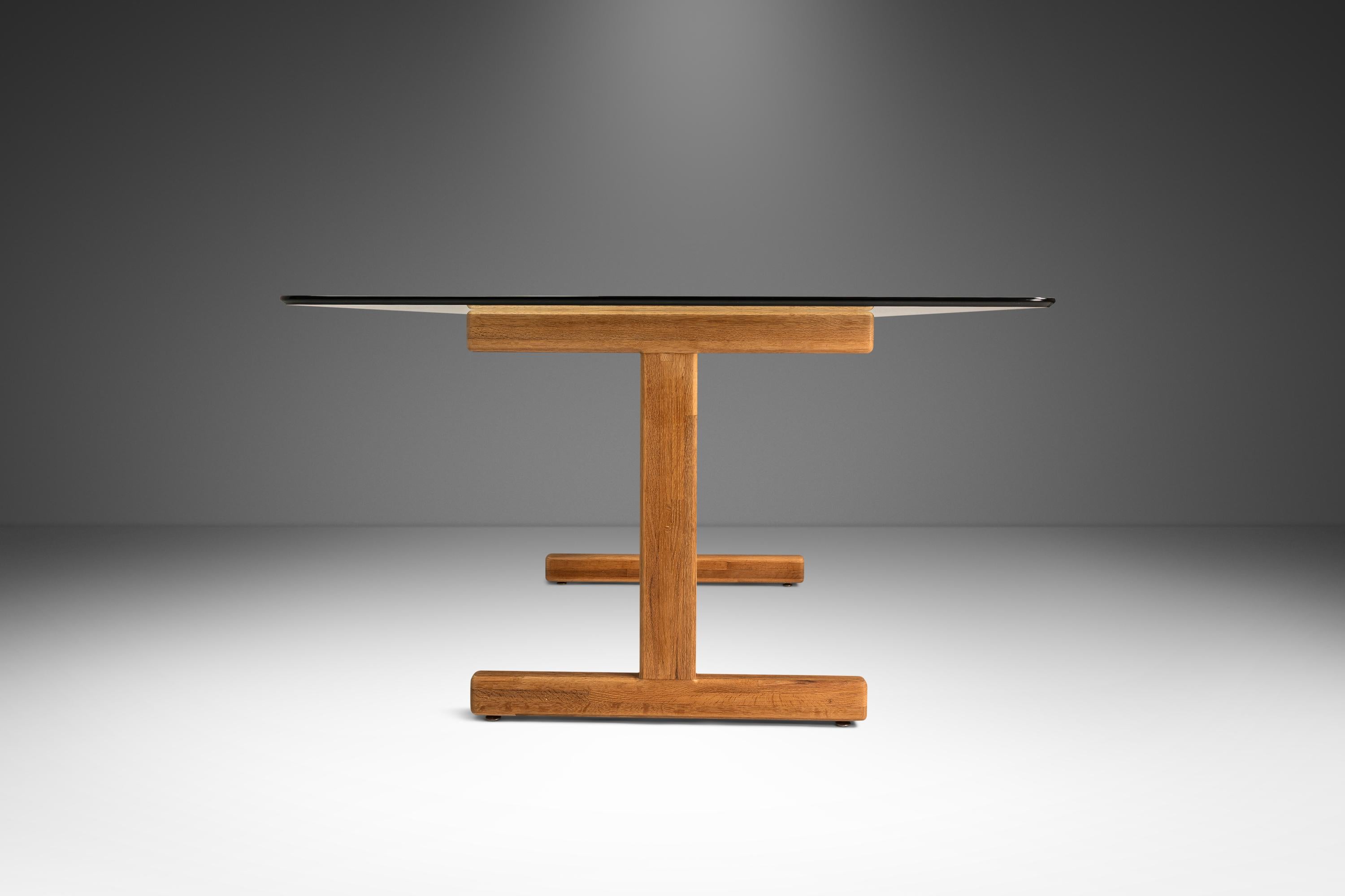 Tavolo da pranzo in Oak con piano in vetro alla maniera di Hans J. Wegner, Danimarca,  1970's In condizioni buone in vendita a Deland, FL