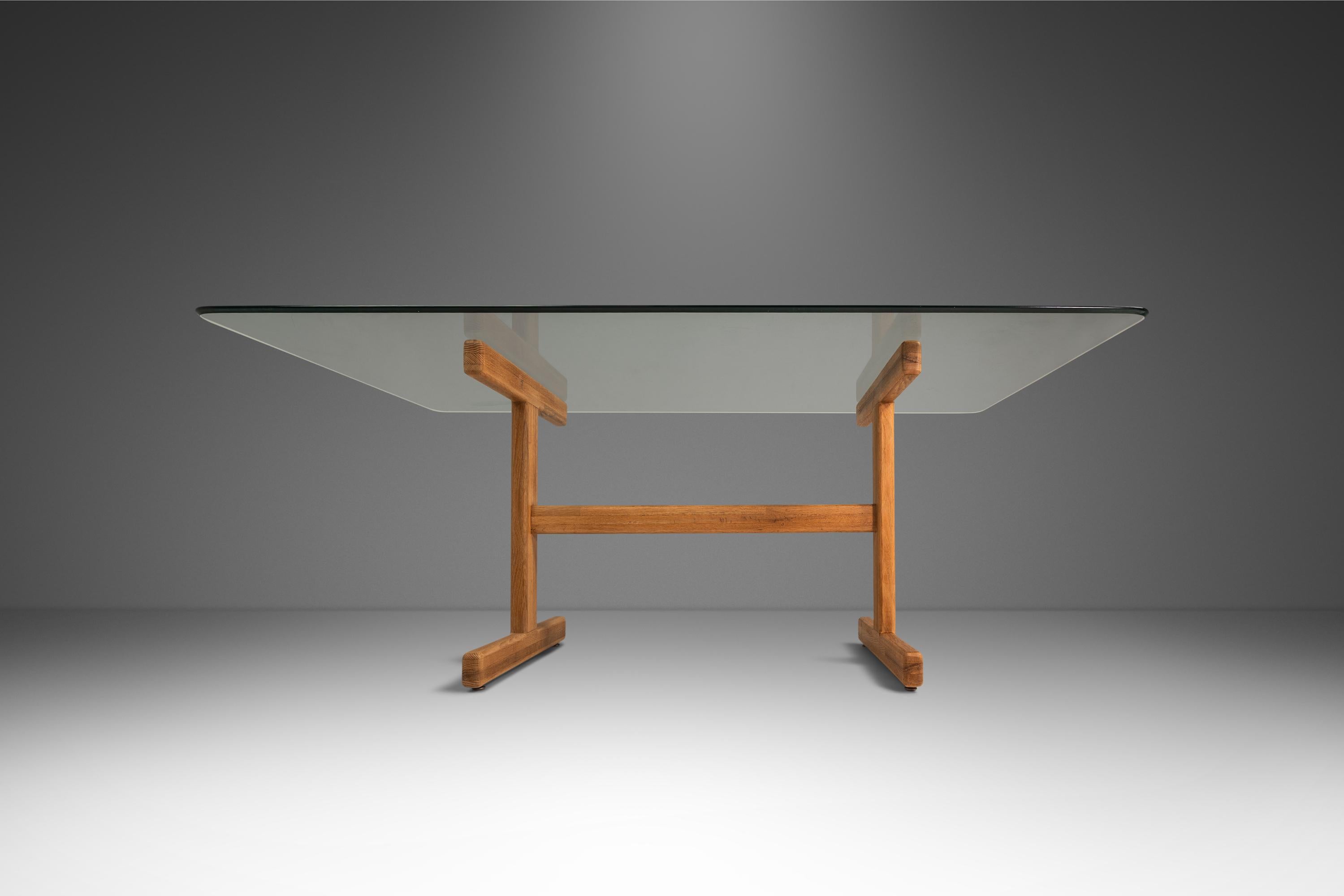 Tavolo da pranzo in Oak con piano in vetro alla maniera di Hans J. Wegner, Danimarca,  1970's in vendita 1