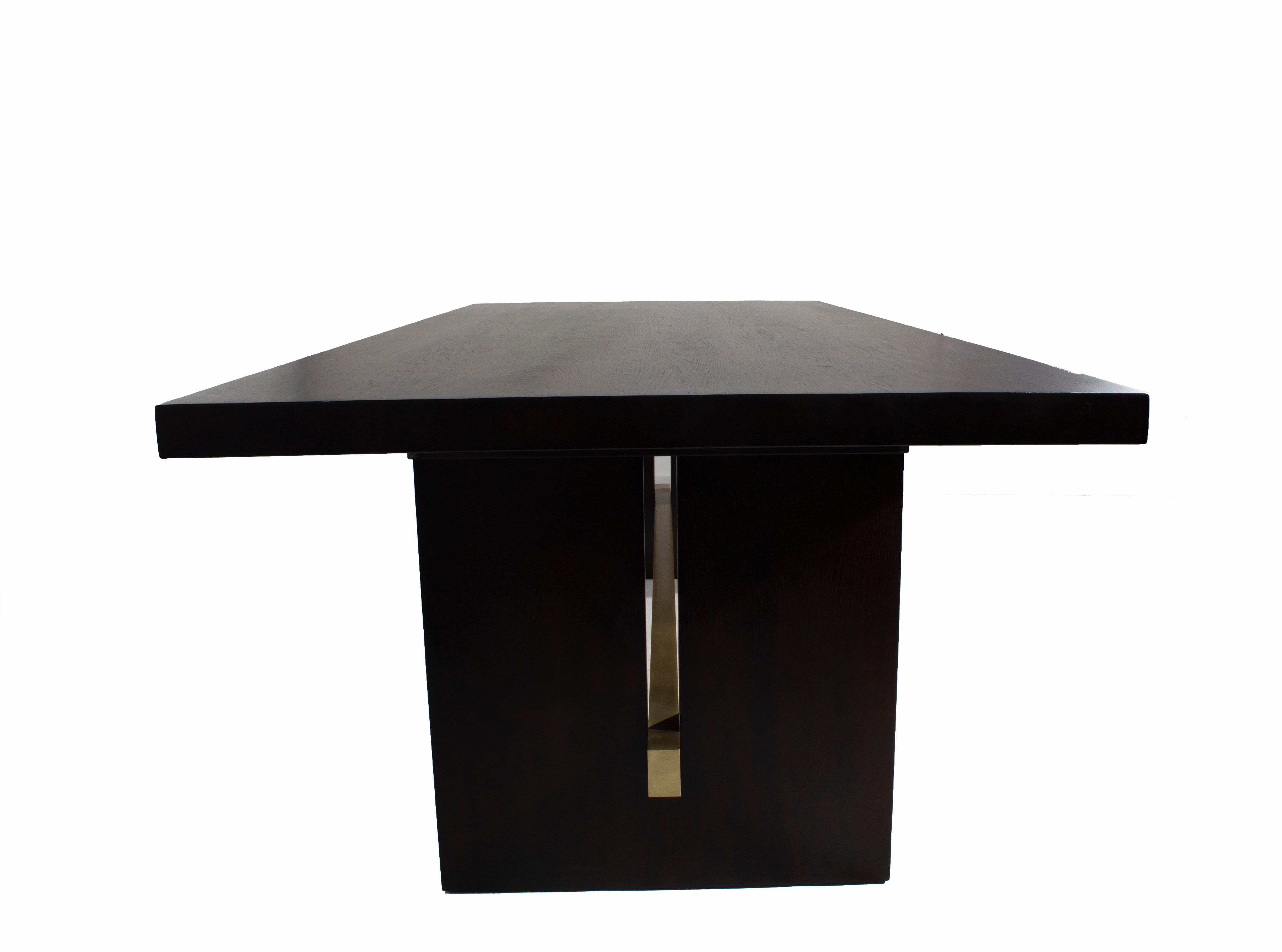 Moderne Table de salle à manger en chêne noir avec base bar en or en vente