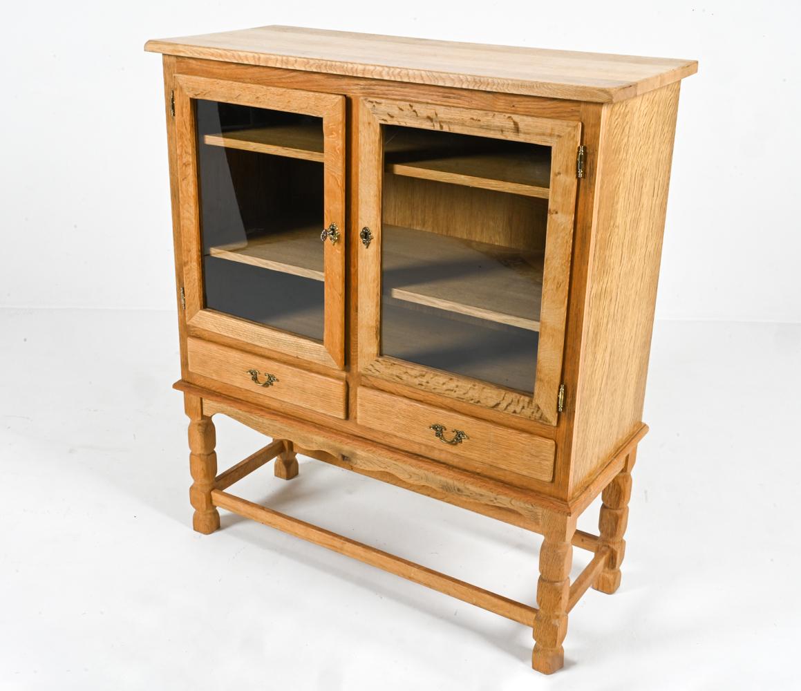 Ce buffet exceptionnel, fabriqué à partir d'un riche chêne, illustre l'élégance durable du design moderne danois du célèbre fabricant de meubles Henry Kjærnulf. Ses lignes épurées et son profil audacieux mettent en valeur la beauté naturelle du