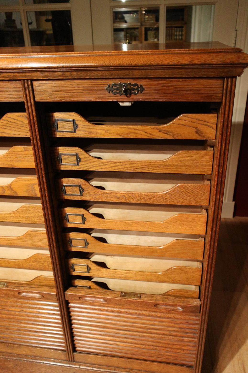 Beautiful oak double filing cabinet with shutters in perfect condition. 18 drawers.
Origin: England
Period: Approx. 1900
Size: Br.91 cm x D. 39 cm x H.113 cm.
