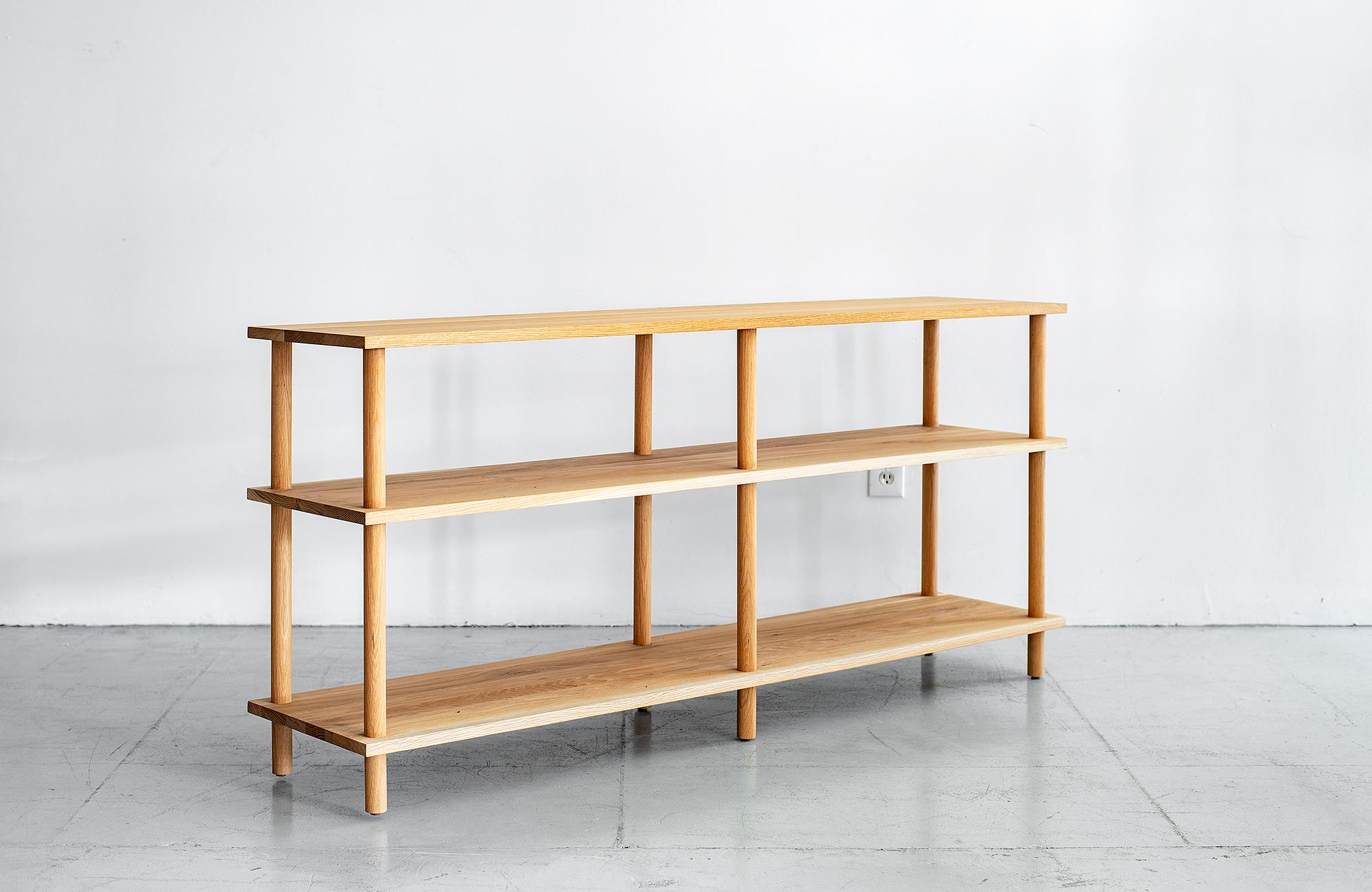 Bellissima libreria di nuova produzione in rovere bianco francese.

Può essere utilizzato come libreria o console.

Finitura cerata. Un legno bellissimo con un'ottima venatura.

Un pezzo funzionale con tre ripiani. Ottimo per la casa o