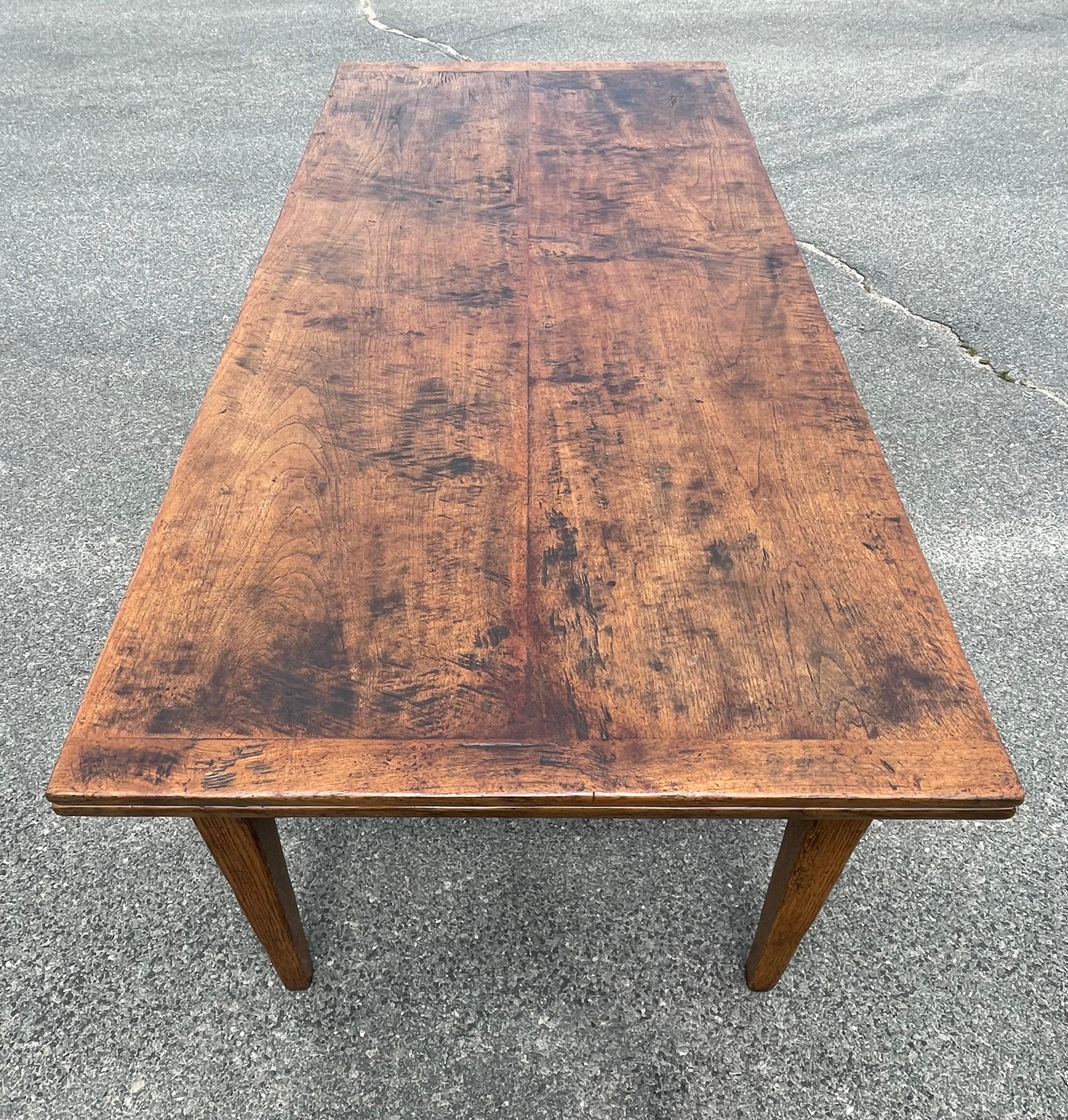 Eichenholztisch mit schöner, nussbaummarmorierter Platte auf konischen Beinen.
Vollständig geöffnet ist er bis zu 123