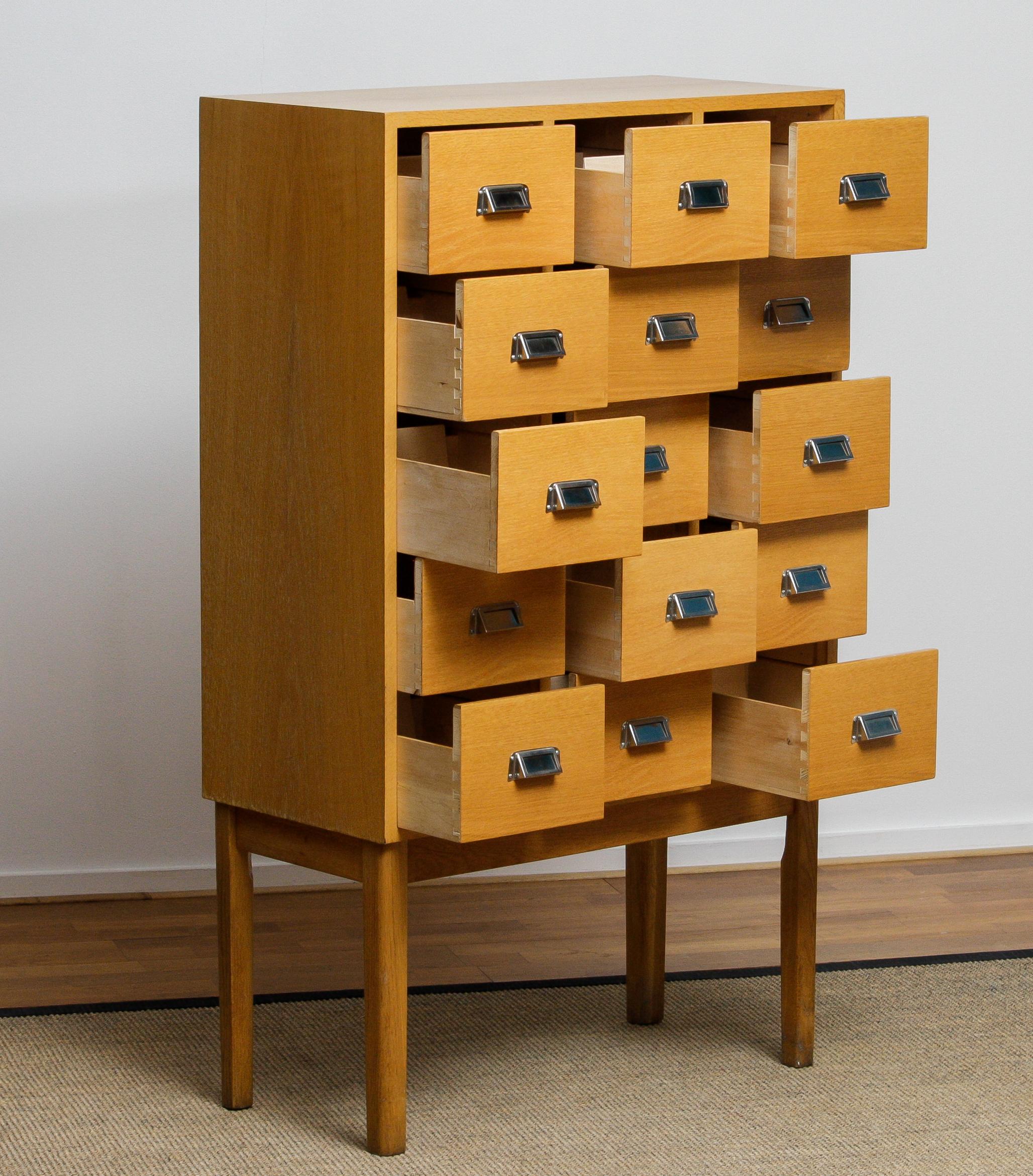 Archiv-Schubladenschrank aus Eiche von Lövgrens Traryd, Schweden 1970er Jahre im Zustand „Gut“ im Angebot in Silvolde, Gelderland