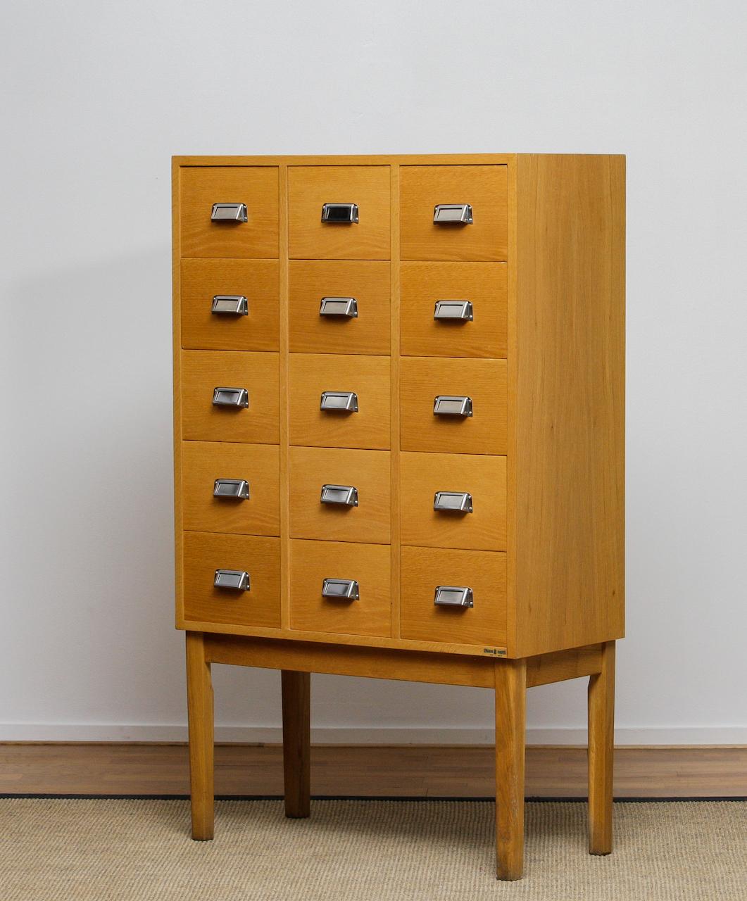 Archiv-Schubladenschrank aus Eiche von Lövgrens Traryd, Schweden 1970er Jahre im Angebot 1