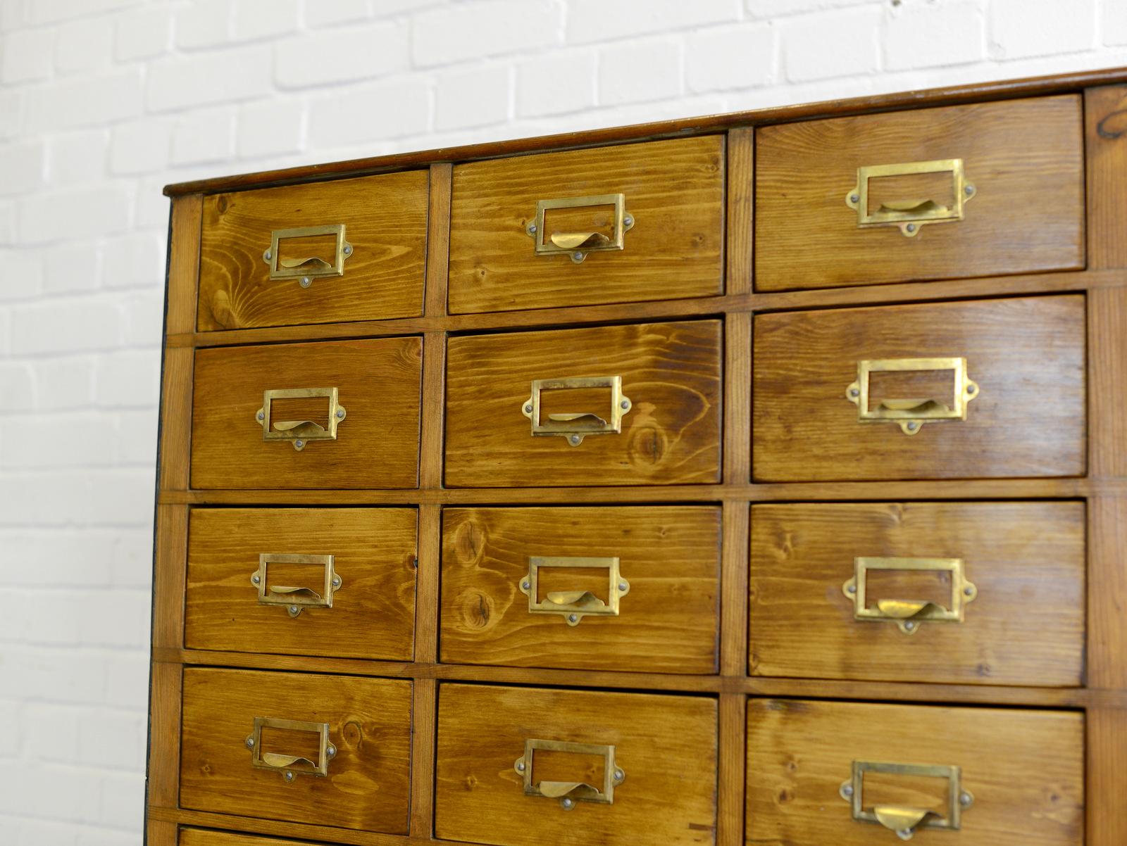 Oak Drawers from the De Havilland Aerospace Factory In Good Condition In Gloucester, GB