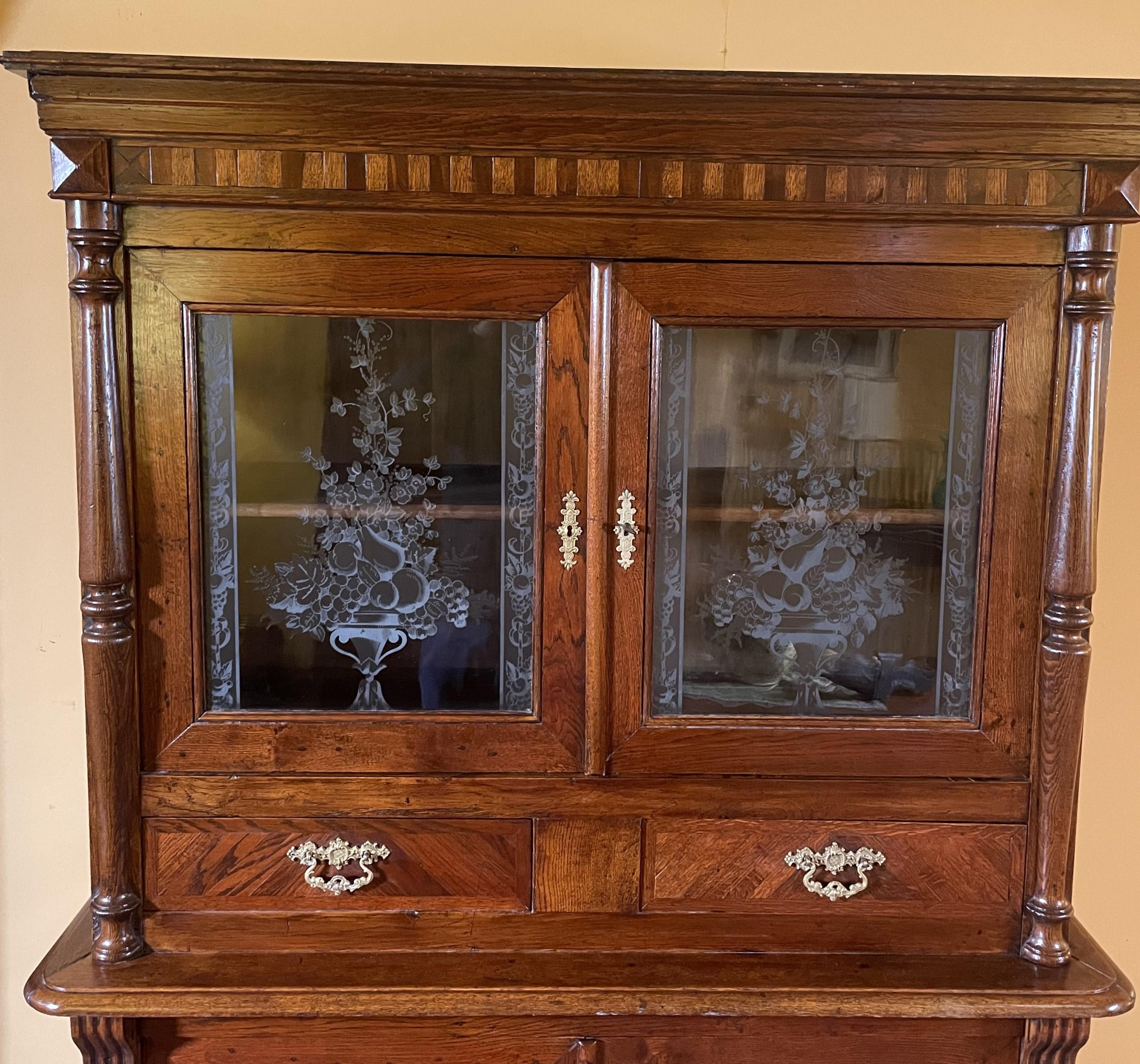 curious art nouveau oak dresser from the early 20th century from Brussels

Small model composed of 4 doors and two drawers with 2 glass doors
Very beautiful work on the windows with two engraved bouquets typical of the art-nouveau period

We can