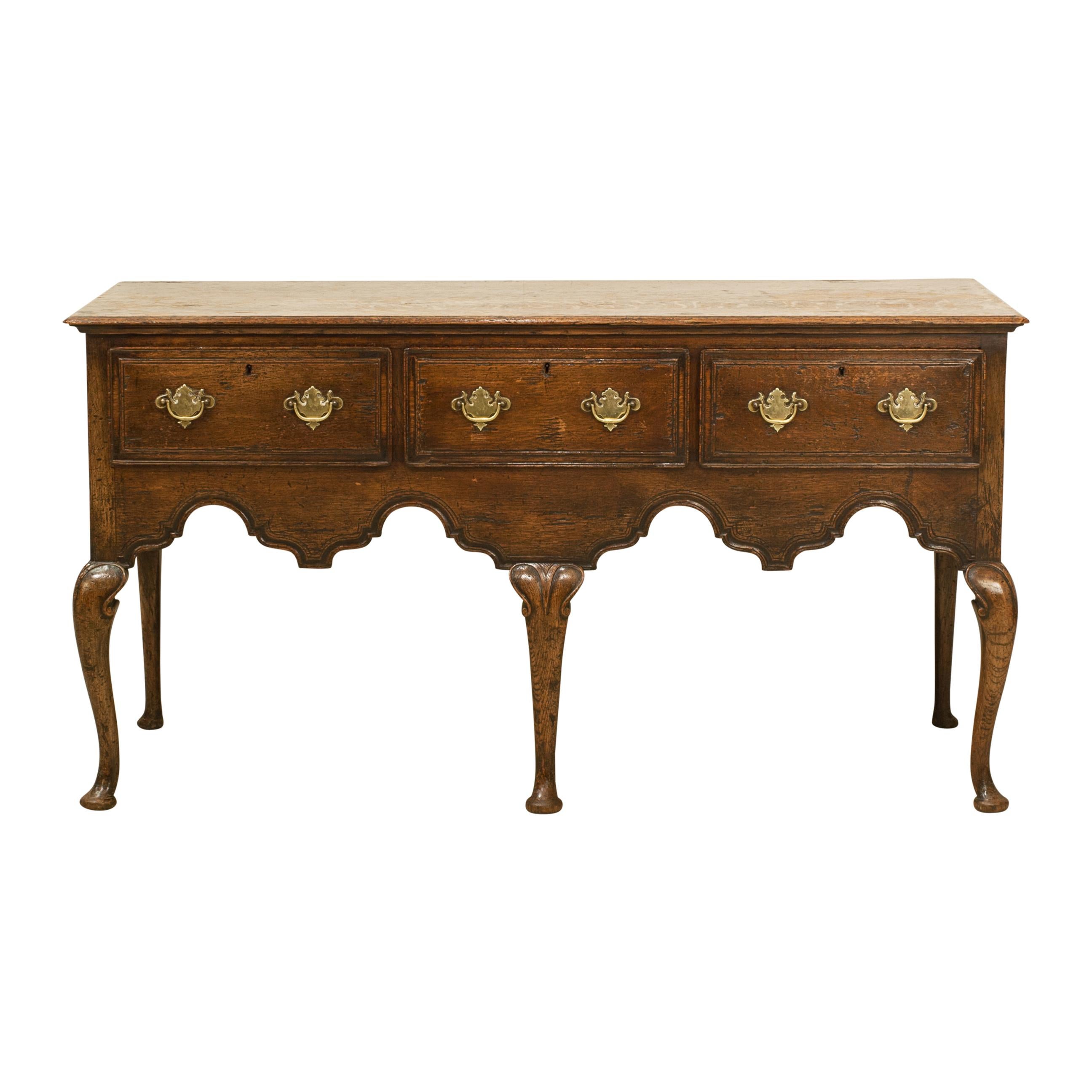 Base per comò a tre cassetti in Oak del XVIII secolo.
Base per comò in rovere in stile Queen Anne con tre cassetti in stile francese. I cassetti hanno una fascia modanata, rivestimenti in Oak con incastri a coda di rondine, maniglie a collo di cigno
