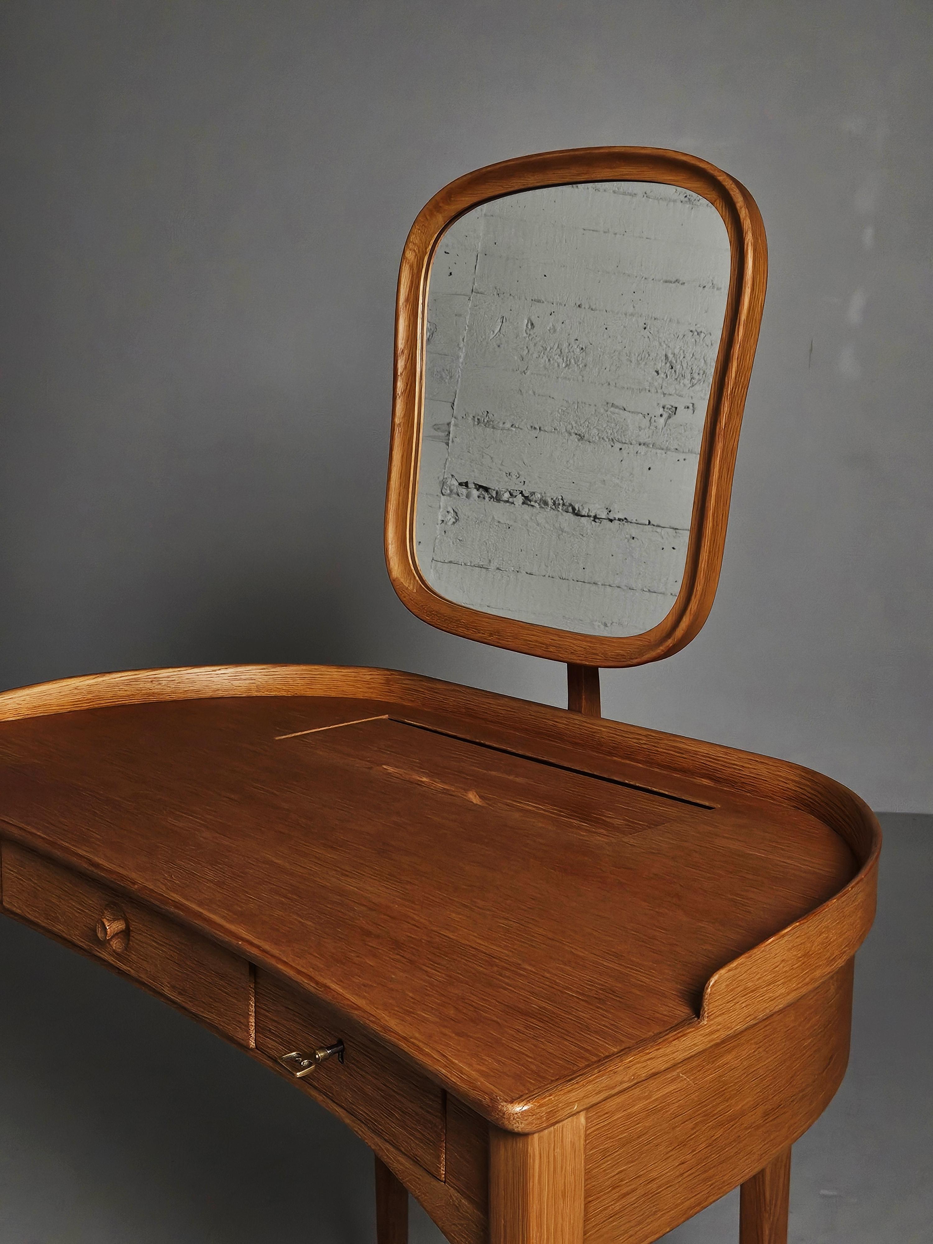 Lovely dressing table by renowned designer Carl Malmsten and produced in Sweden during the 1950s.

Made in oak. Original key. 