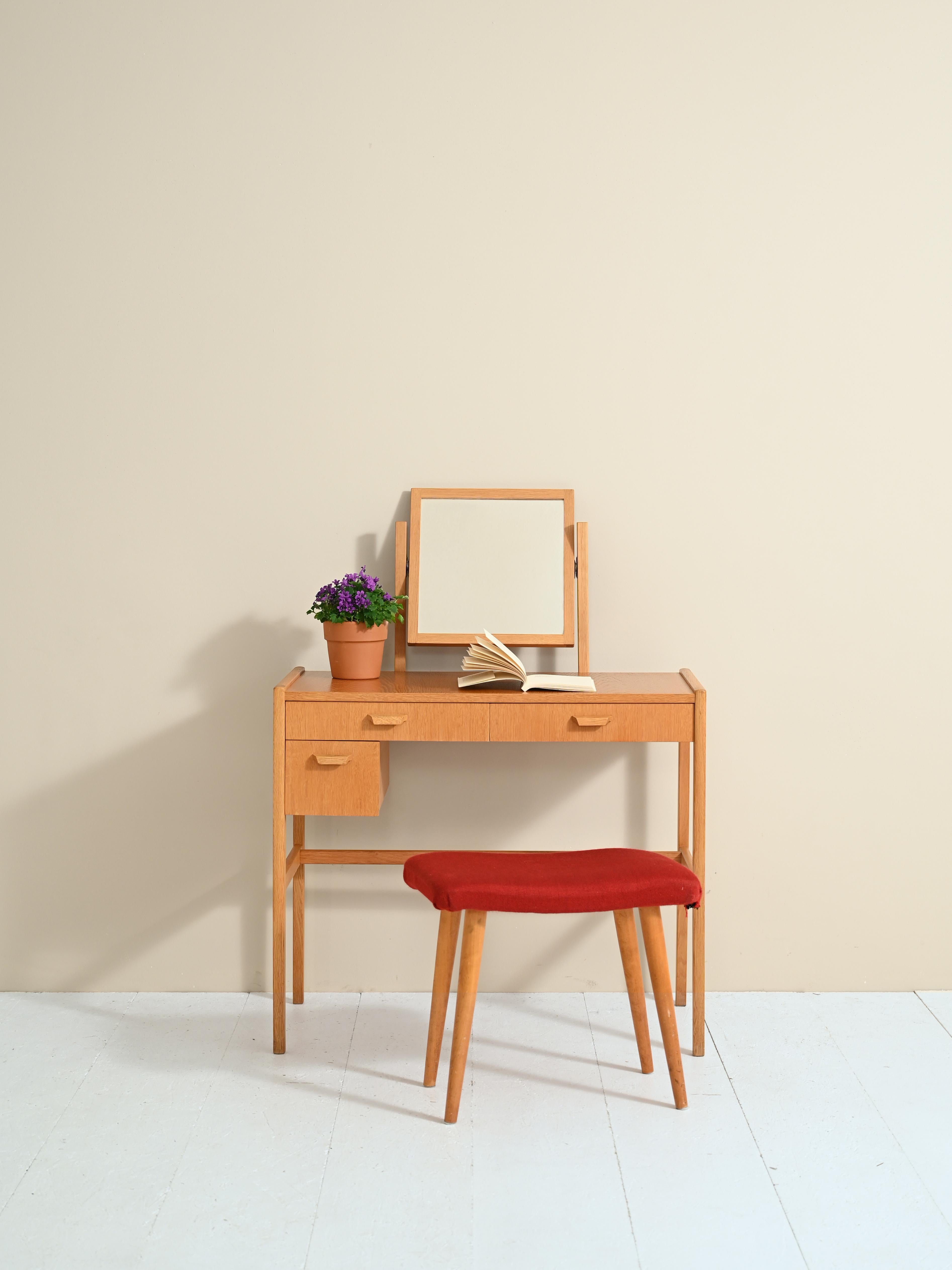 Small oak desk with mirror.
Features long tapered legs and three drawers with wooden handles.
The small size makes it perfect for placing in the bedroom as well with the dual function of dressing table and desk.

Good condition. A conservative