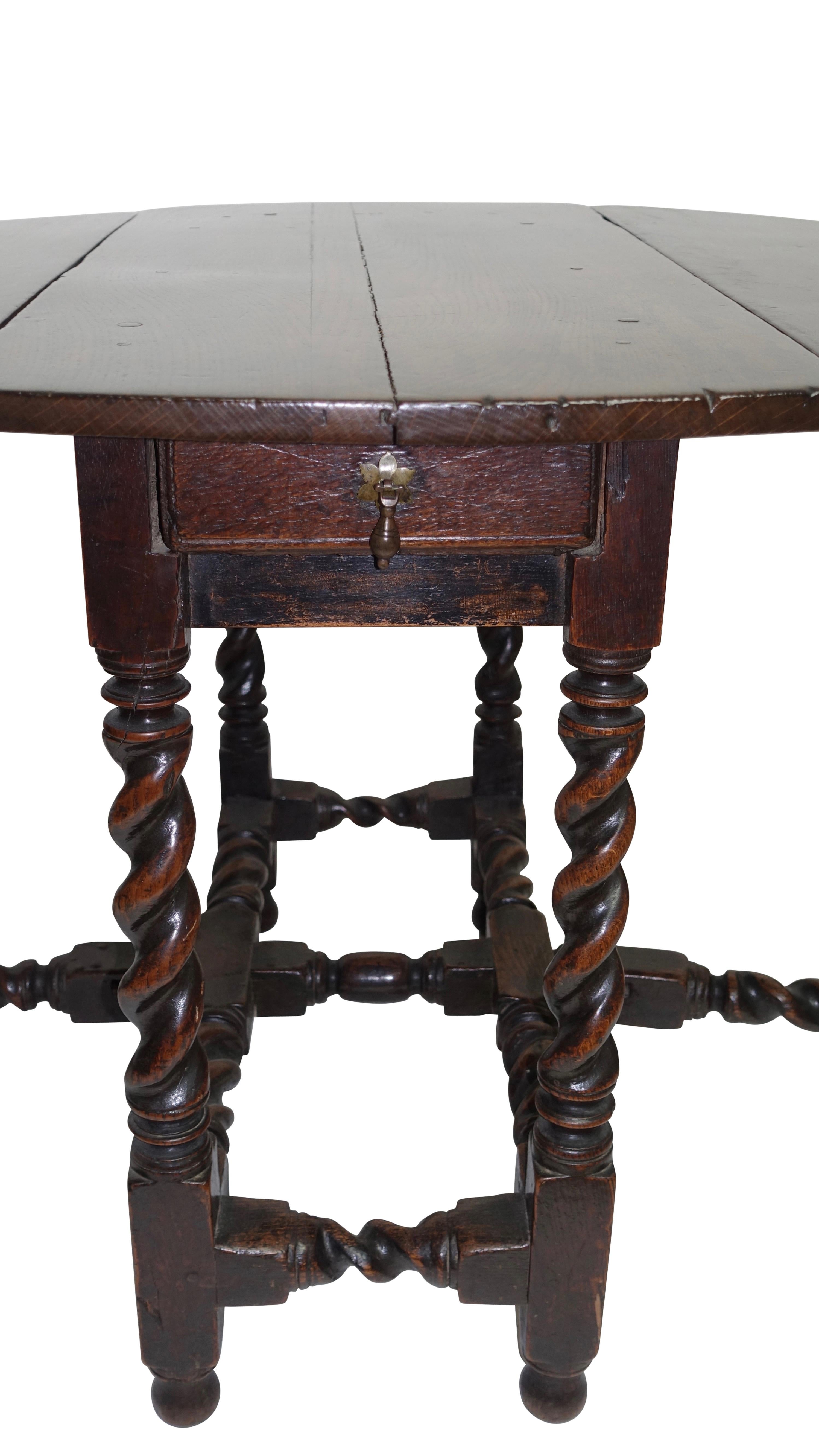 Eichenholztisch mit Gerstenknotenbeinen:: Englisch:: 18. Jahrhundert (Gedrechselt)