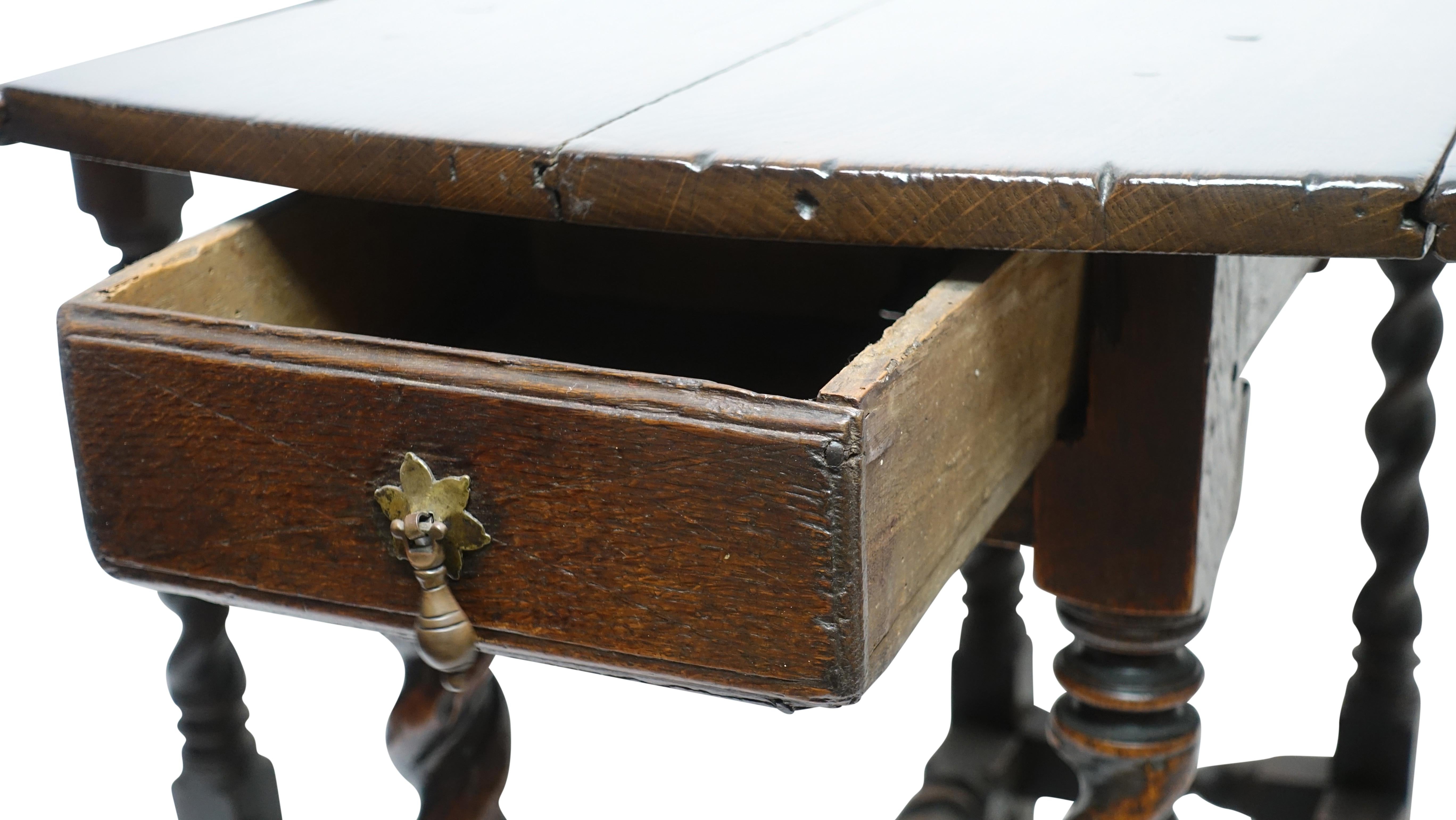 Eichenholztisch mit Gerstenknotenbeinen:: Englisch:: 18. Jahrhundert im Zustand „Gut“ in San Francisco, CA