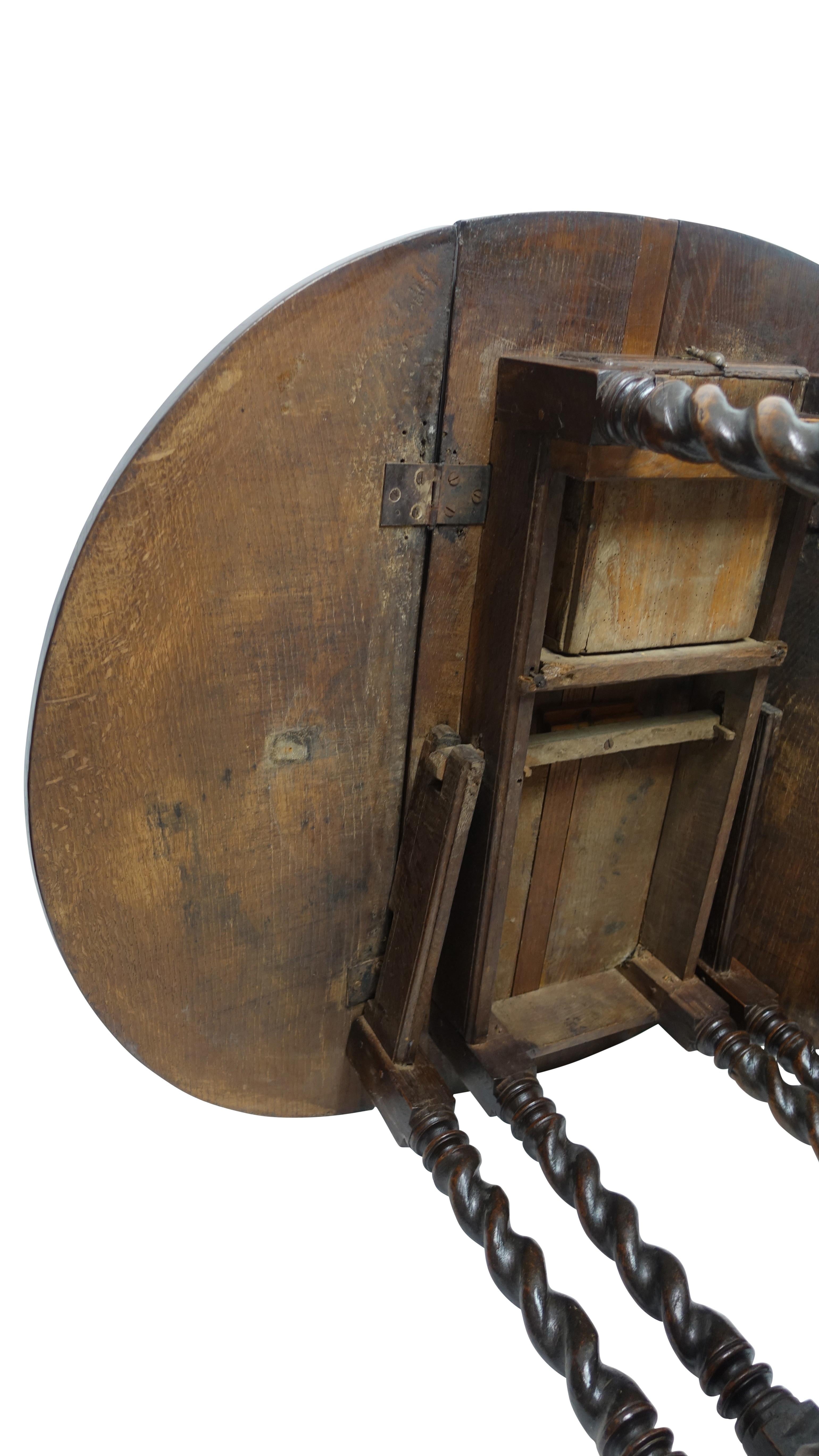 Eichenholztisch mit Gerstenknotenbeinen:: Englisch:: 18. Jahrhundert 2