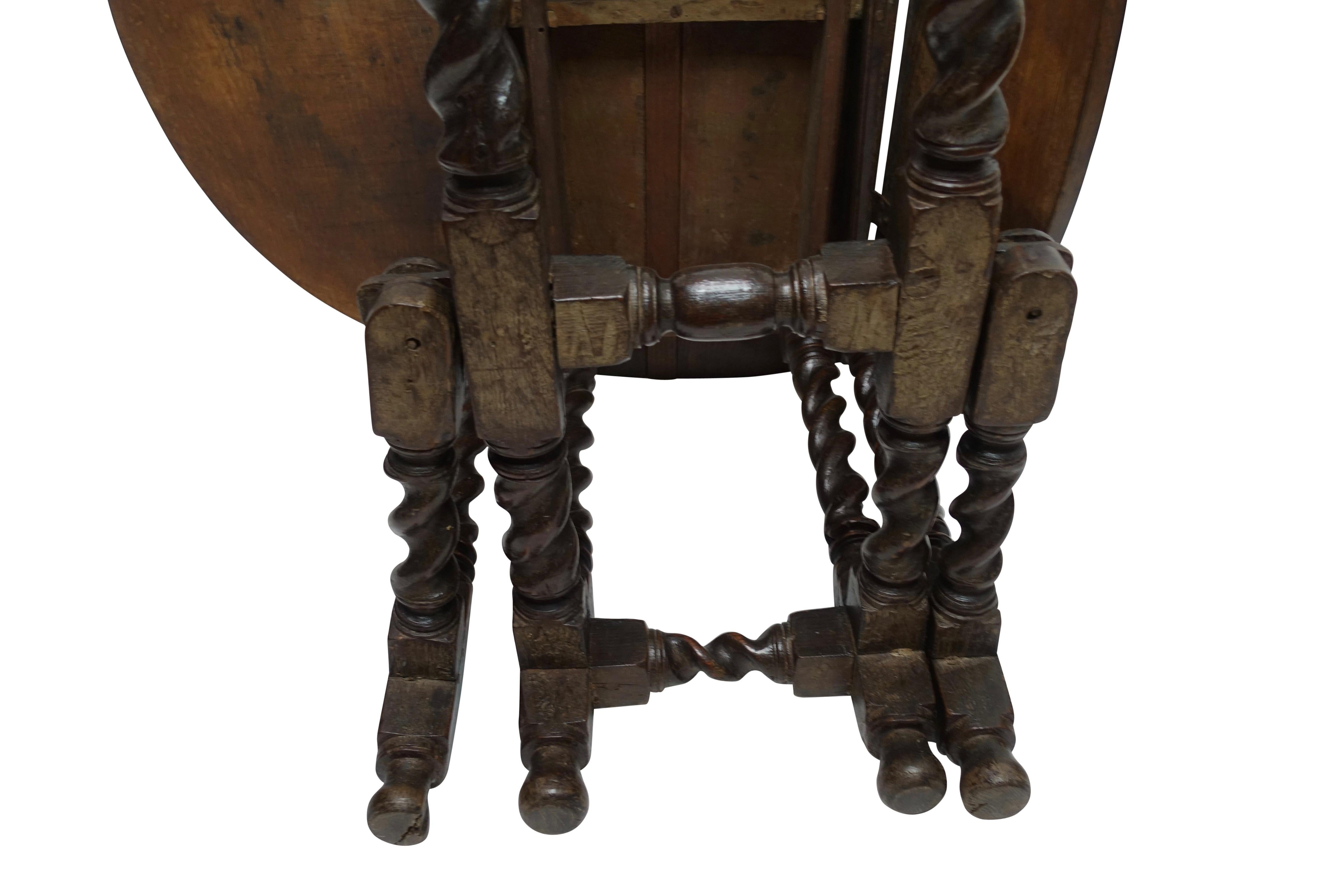 Eichenholztisch mit Gerstenknotenbeinen:: Englisch:: 18. Jahrhundert 3