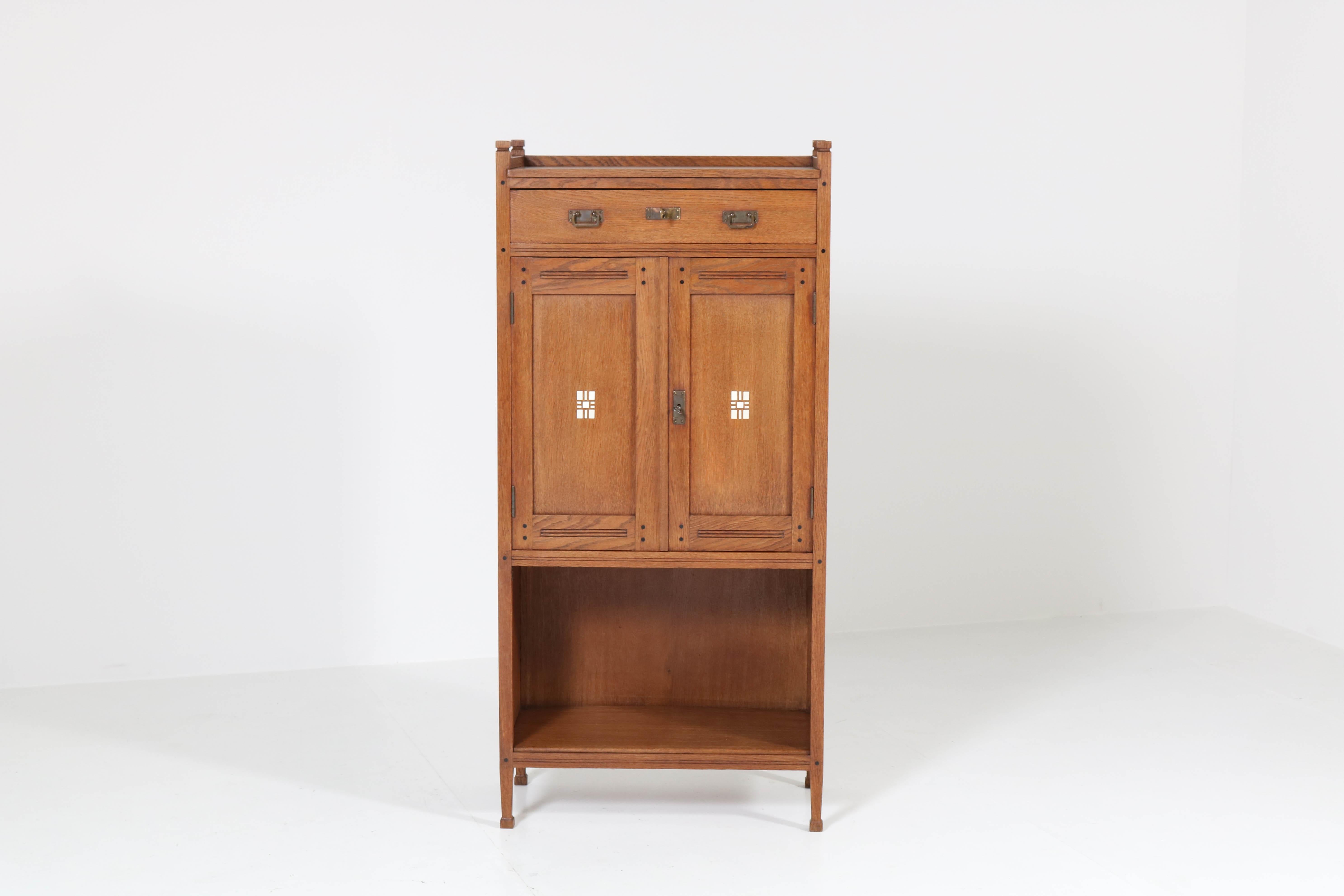 Oak Dutch Art Nouveau Arts & Crafts Cabinet by Onder den Sint Maarten, 1900s In Good Condition In Amsterdam, NL