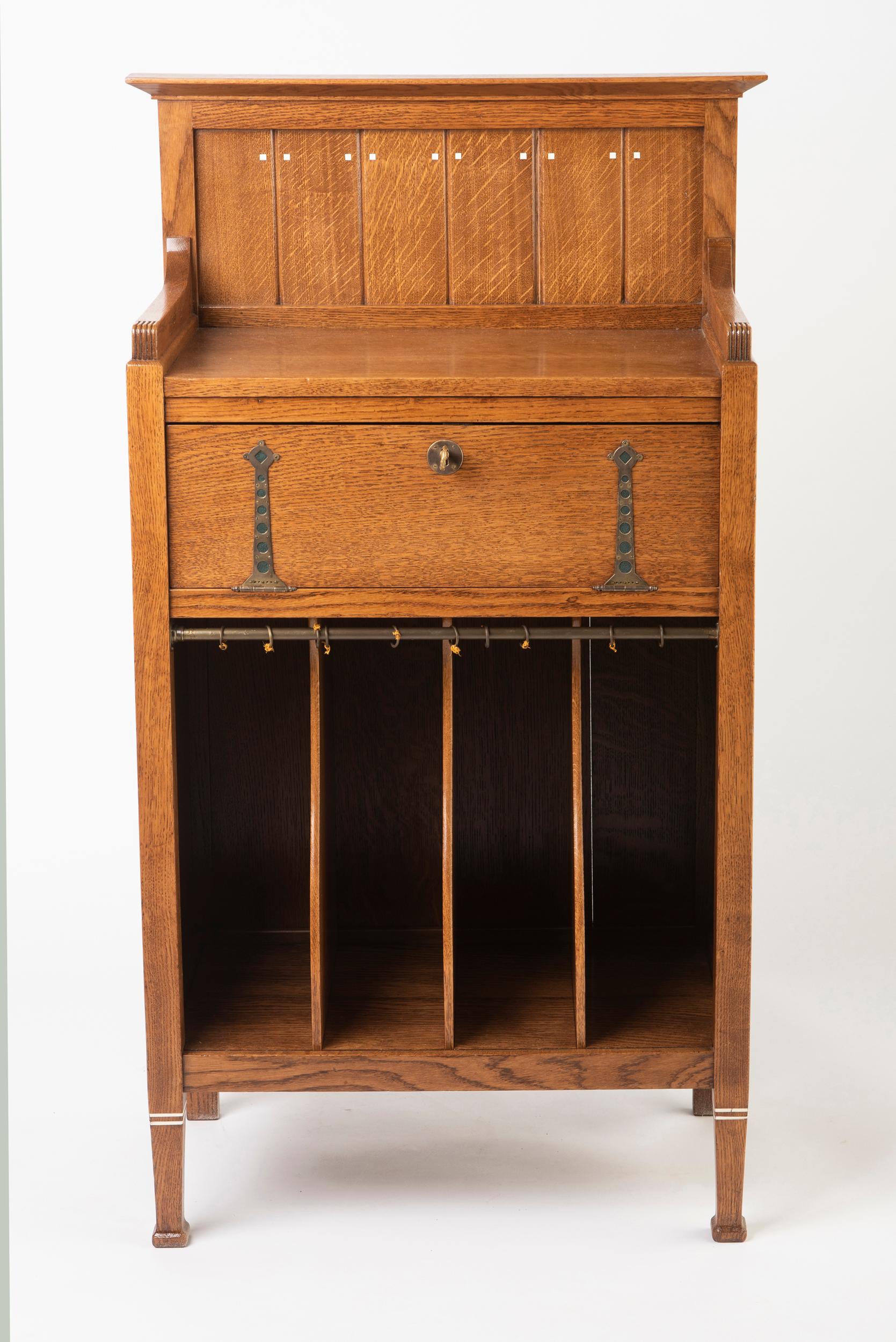 Oak Dutch Secessionist Music Cabinet, Holland, circa 1900 In Good Condition For Sale In Macclesfield, Cheshire