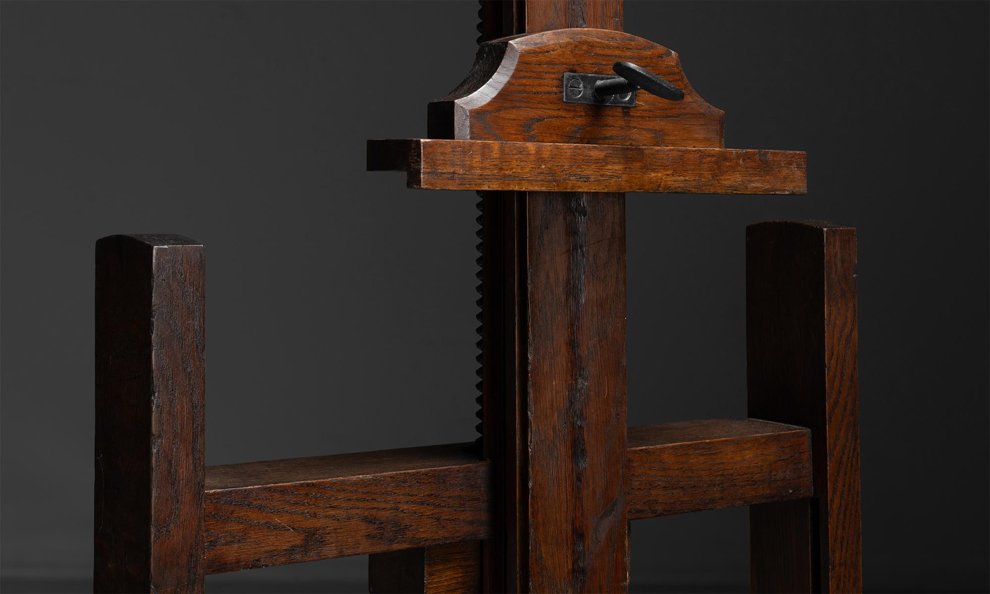 Oak Easel by Robinsons & Co, England circa 1920 In Good Condition For Sale In Culver City, CA