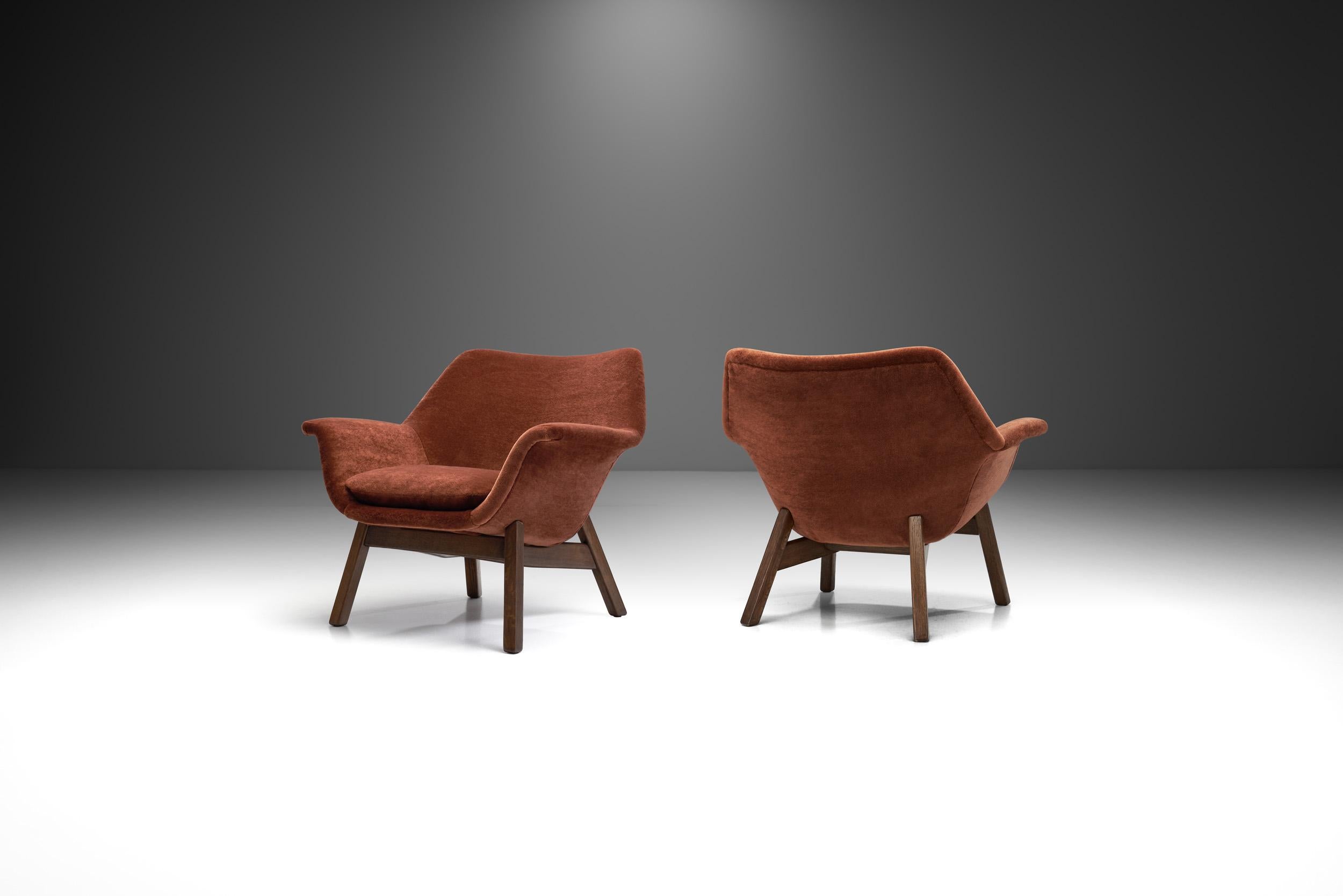 This pair of rare oak easy chairs showcases the homely curviness that defined the design of the 1950s in the Nordic countries. Hiort af Ornäs developed the model for his own furniture company, ‘Hiort Tuote Valmistaja Puunveisto Helsinki’, or ‘Hiort
