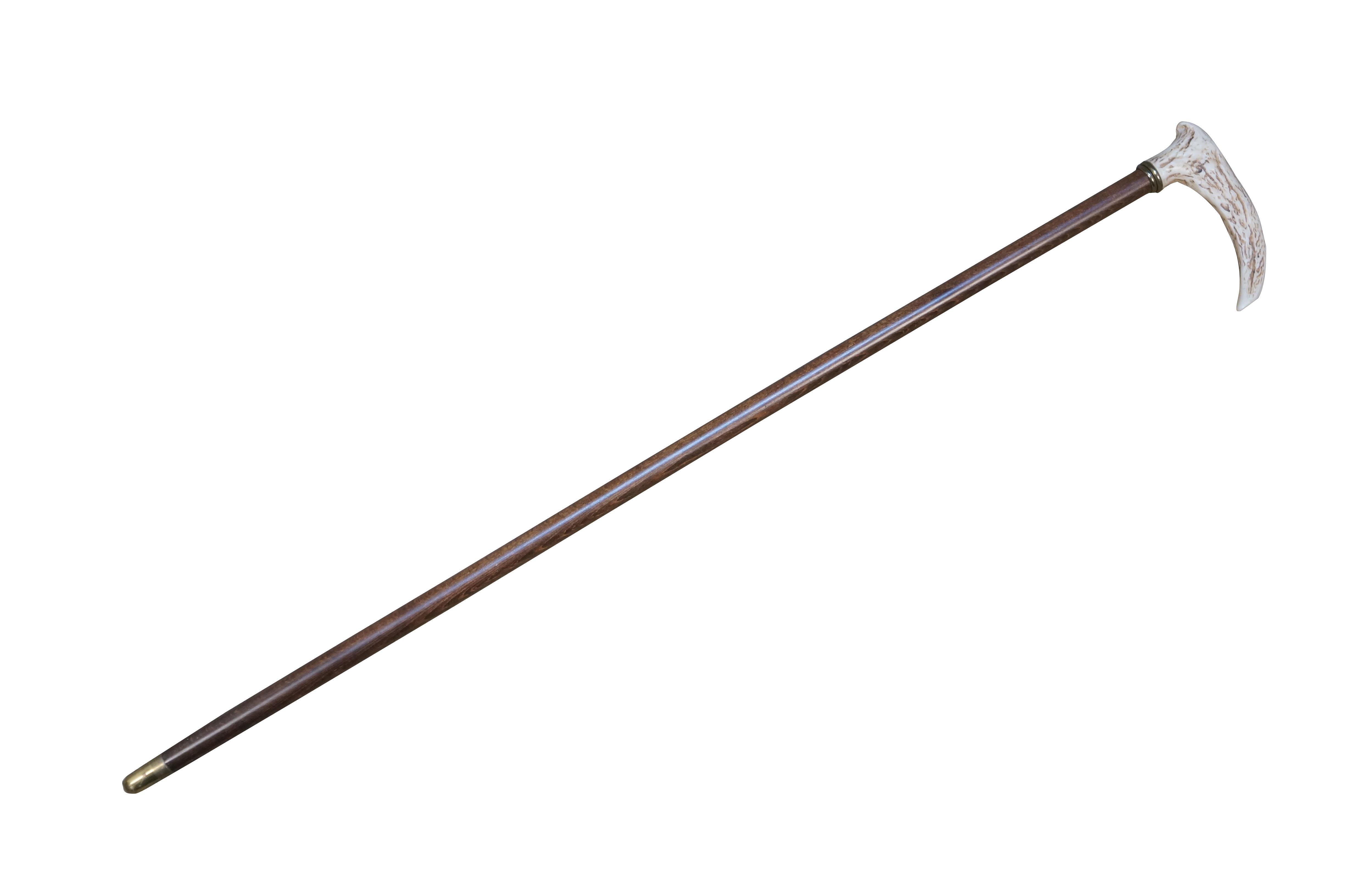 Canne / bâton de marche vintage en bois de chêne avec virole et collier en laiton, surmontée d'une poignée en corne de cerf / bois de cervidé en forme de L naturellement incurvée, gravée sur le dessus de l'image d'un chardon écossais.

Dimensions