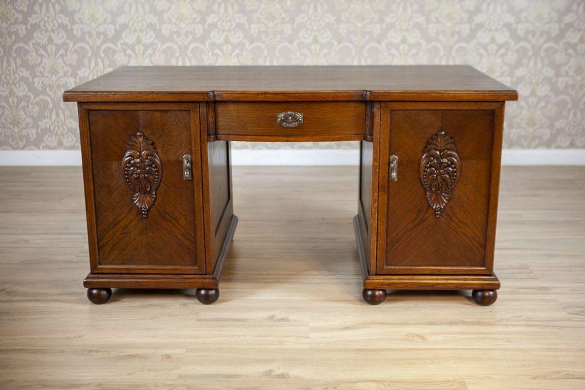 Scrivania direzionale in Oak degli anni '30

Questo mobile presenta tre cassetti per lato e un cassetto centrale. I frontali delle ante e dei cassetti sono decorati con motivi vegetali. Gli interni sono stati rinfrescati e i mobili sono stati