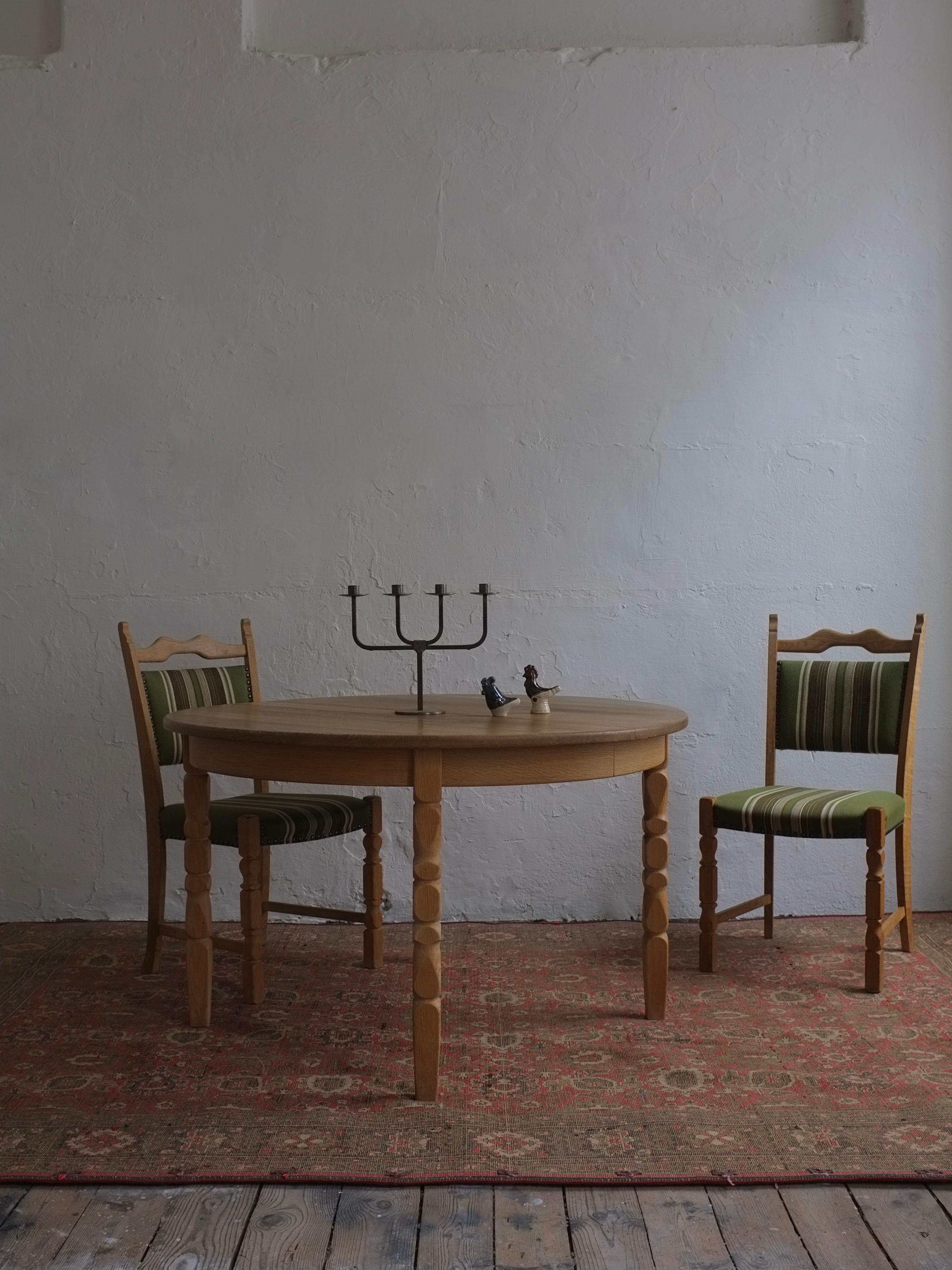 Table de salle à manger en chêne massif sculpté, conçue avec deux plateaux supplémentaires pour la rallonge. J'ai plusieurs ensembles de chaises et de tables de Henning Kjaernulf, n'hésitez pas à demander si vous êtes intéressé.

Informations