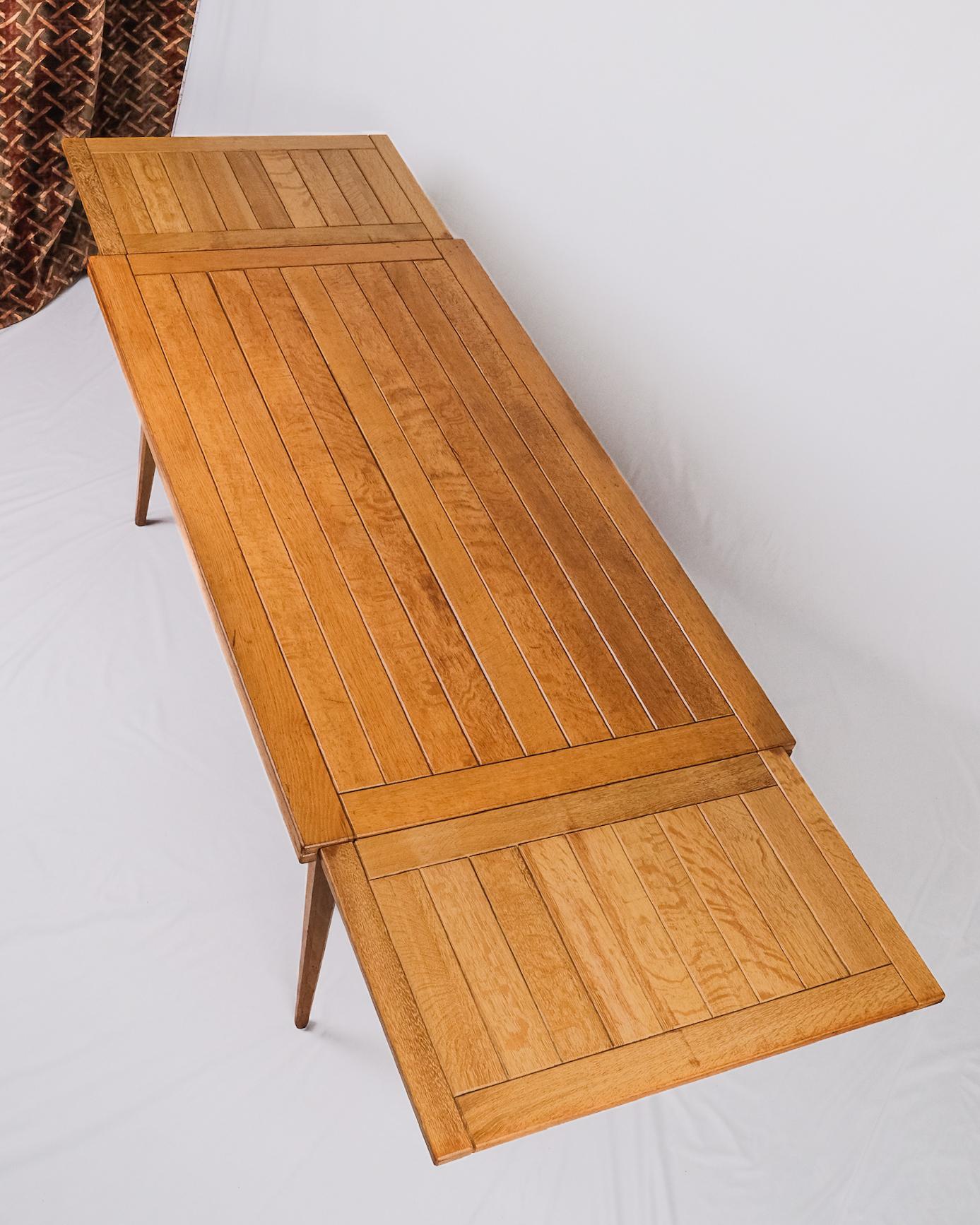 Table à rallonge en Oak, dans le style de Guillerme et Chambron, France, années 1960 en vente 5