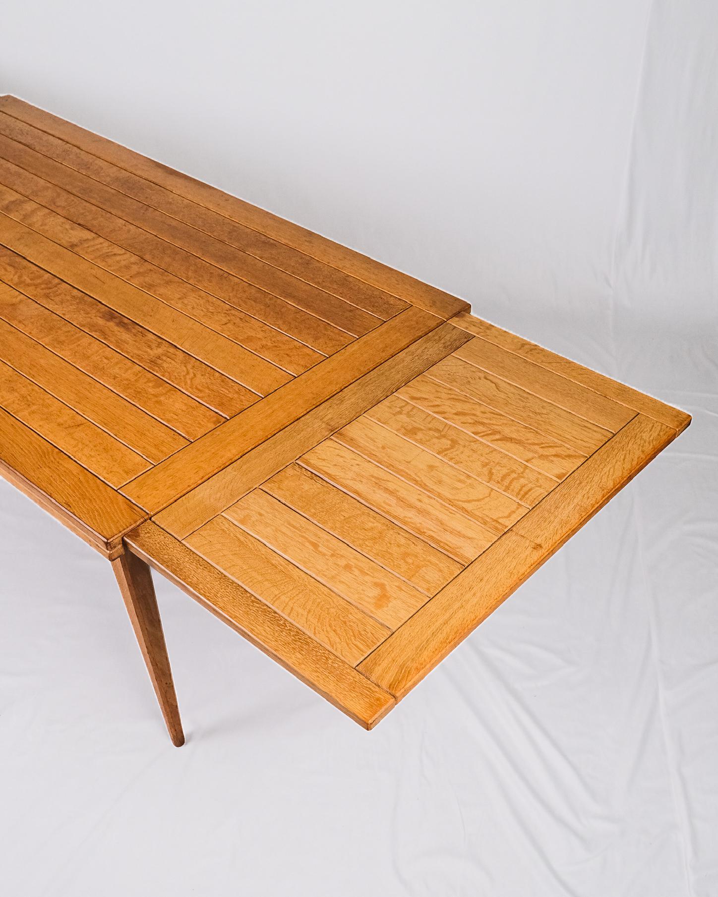 Table à rallonge en Oak, dans le style de Guillerme et Chambron, France, années 1960 en vente 6