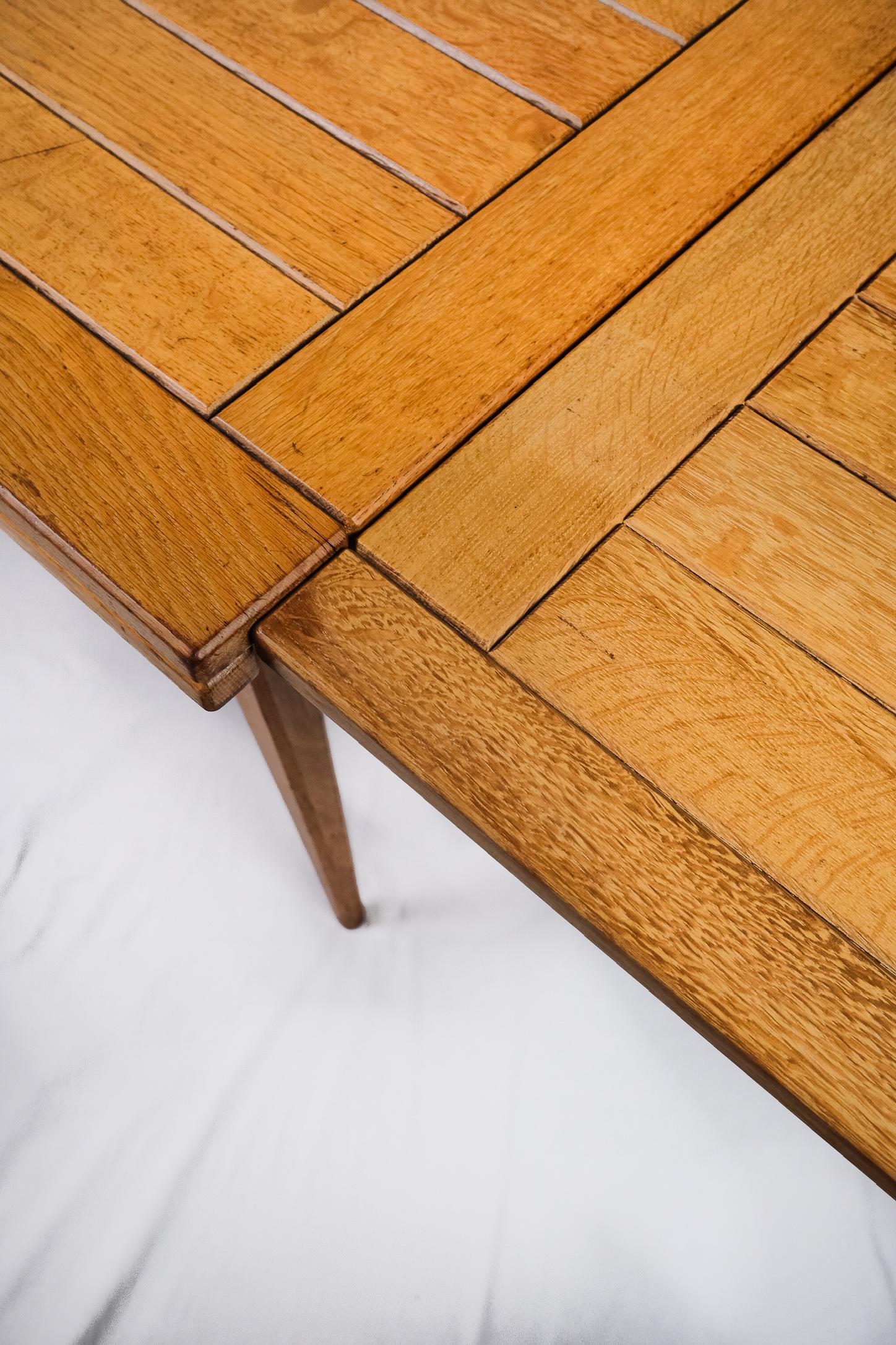 Table à rallonge en Oak, dans le style de Guillerme et Chambron, France, années 1960 en vente 7