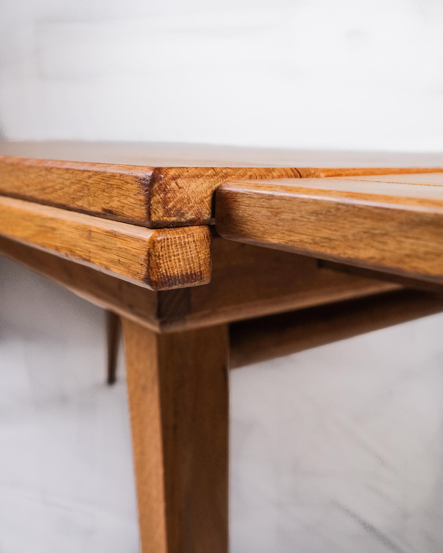 Table à rallonge en Oak, dans le style de Guillerme et Chambron, France, années 1960 en vente 8