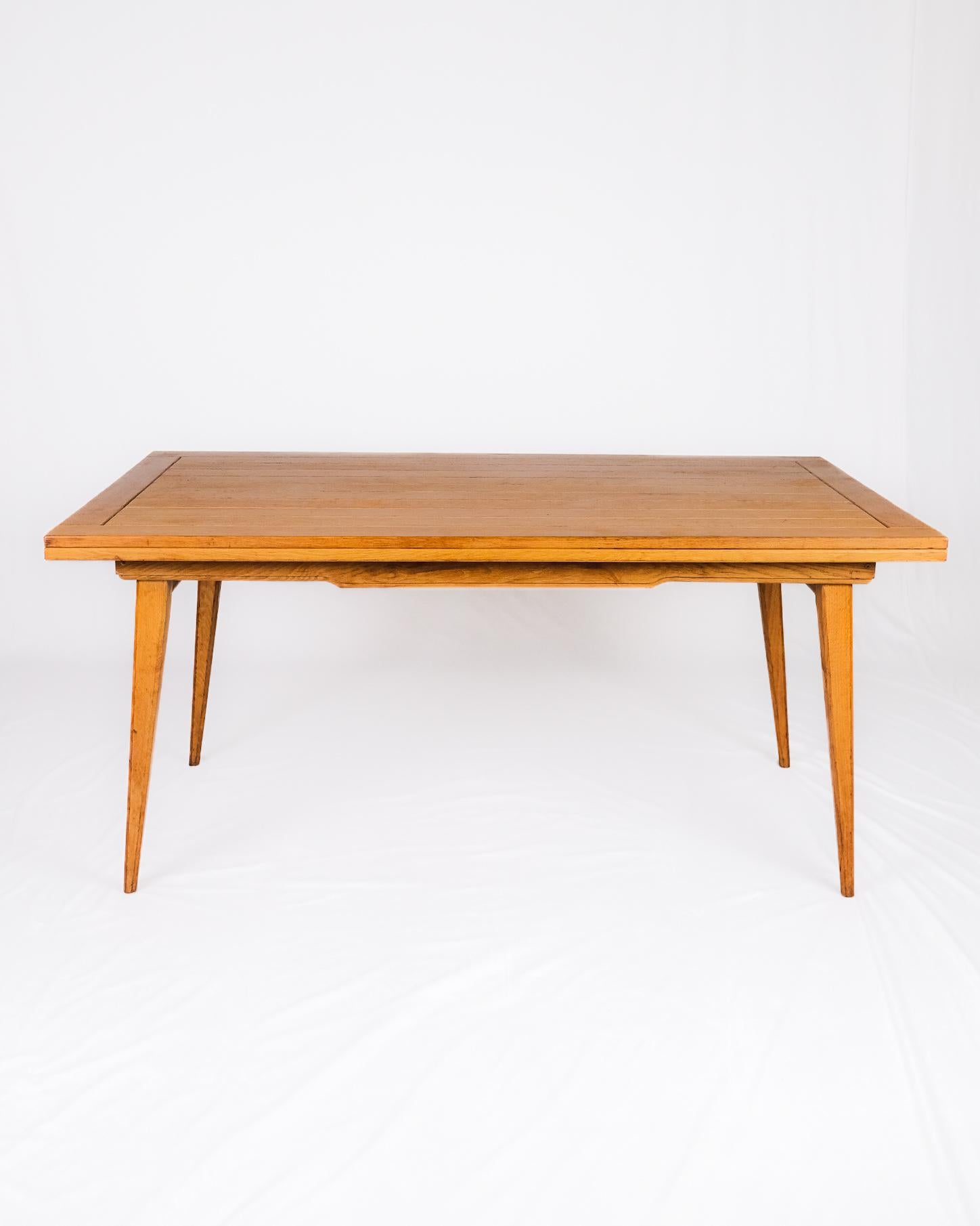 Magnifique table de salle à manger à rallonge en chêne, dans le style de Guillerme et Chambron, France, années 1960
Elégante table de salle à manger extensible en chêne massif, dans le style distinctif de Guillerme et Chambron. La table présente une