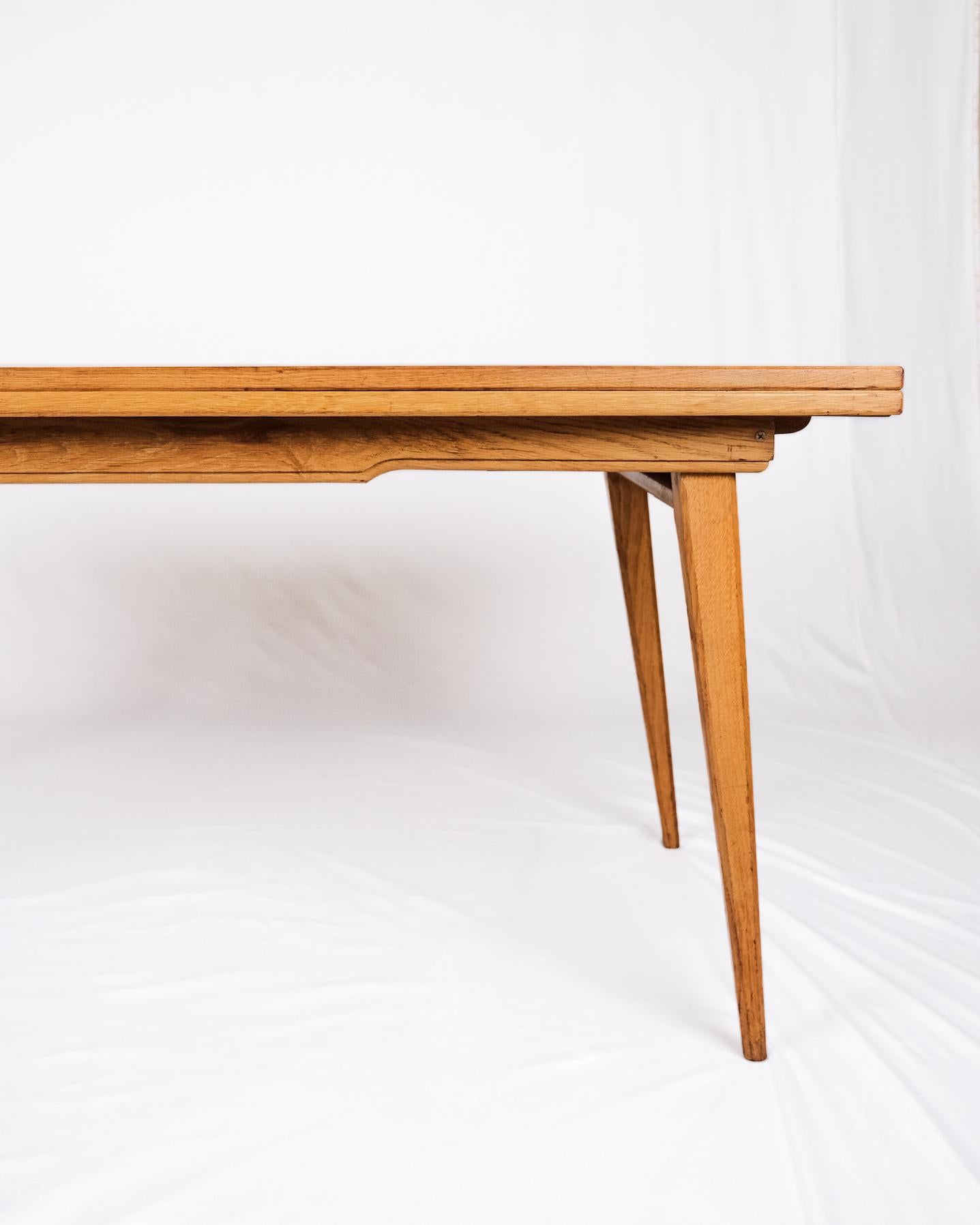 Mid-Century Modern Table à rallonge en Oak, dans le style de Guillerme et Chambron, France, années 1960 en vente