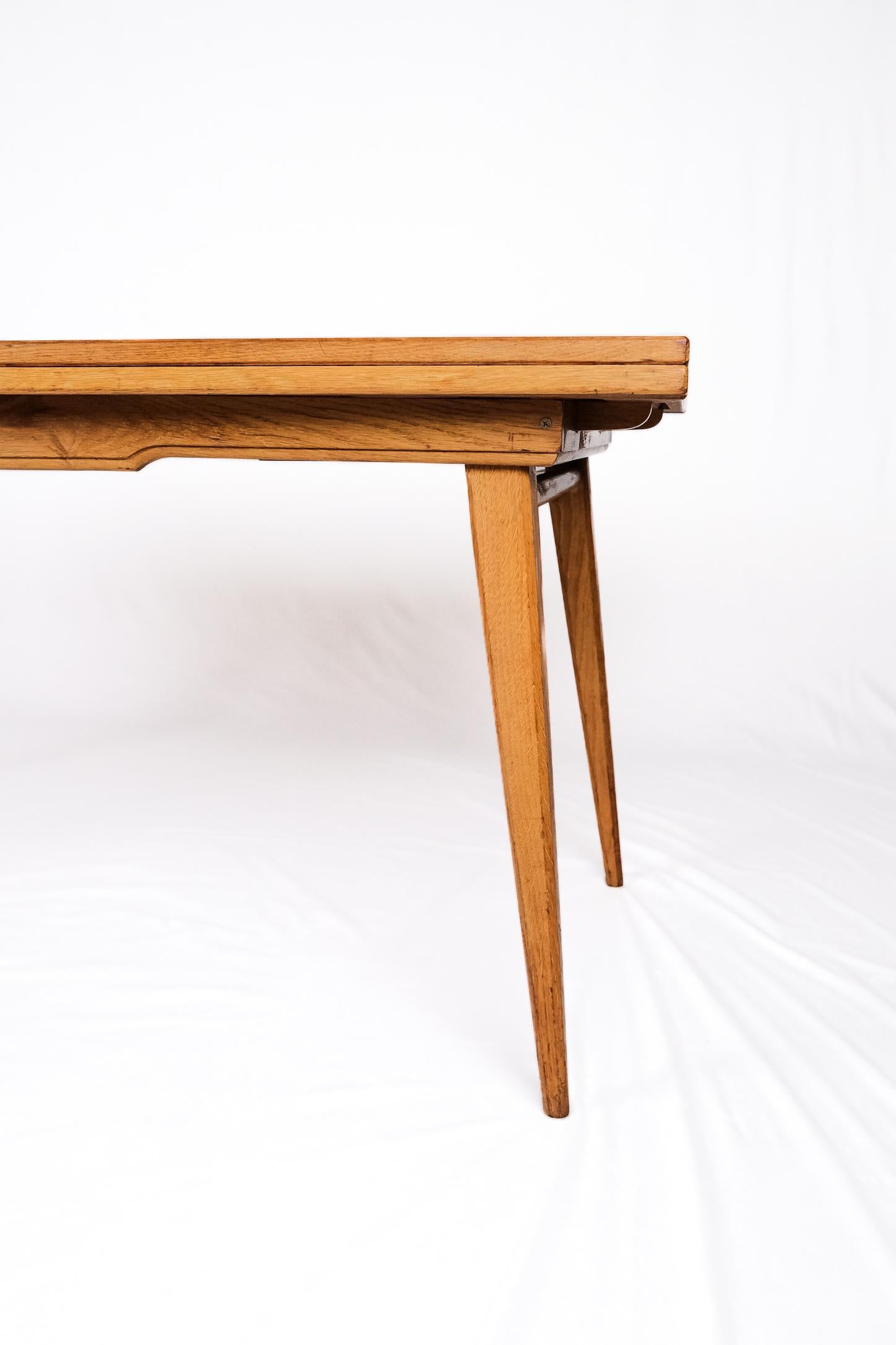 Français Table à rallonge en Oak, dans le style de Guillerme et Chambron, France, années 1960 en vente