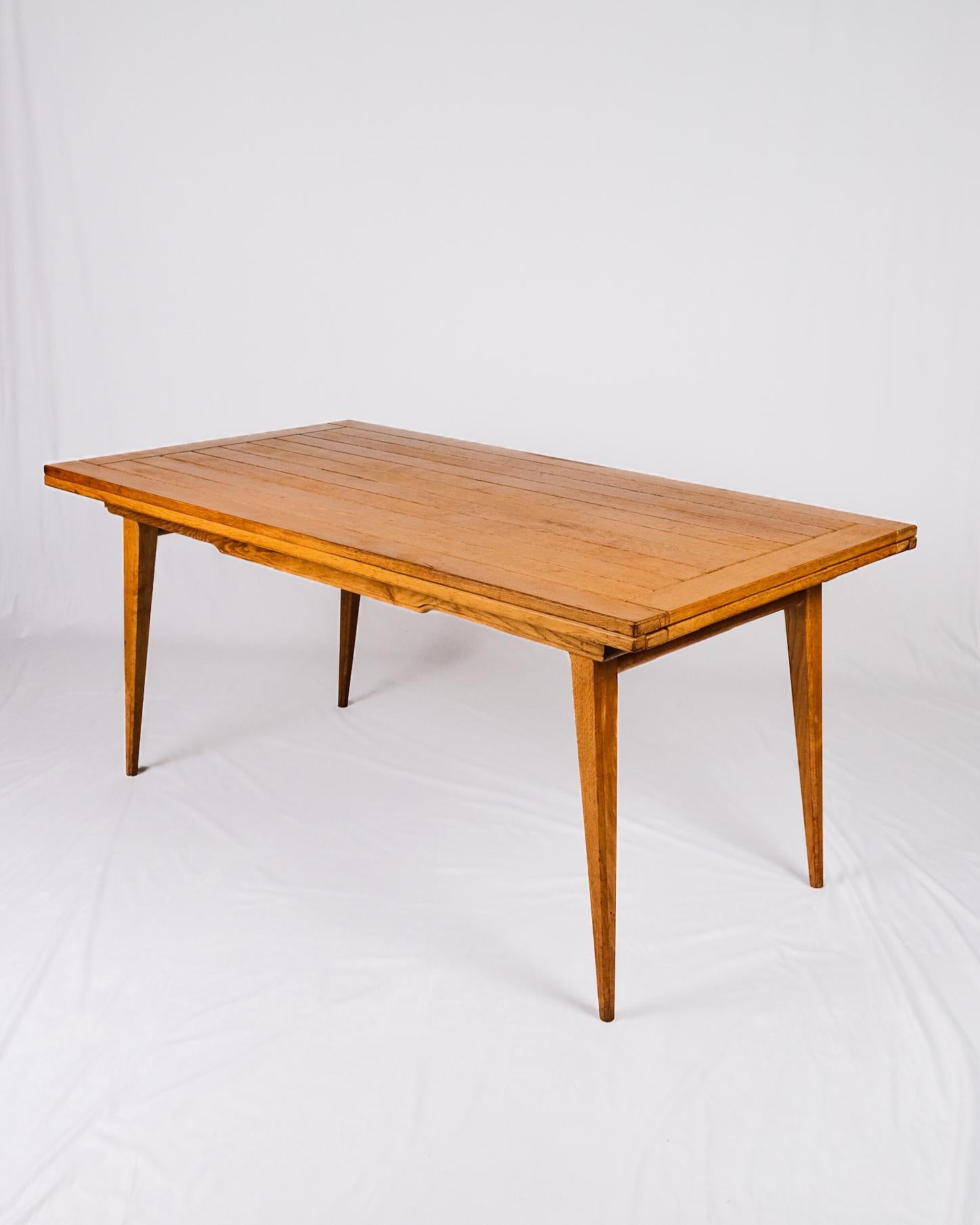 Table à rallonge en Oak, dans le style de Guillerme et Chambron, France, années 1960 Bon état - En vente à Lyon, FR