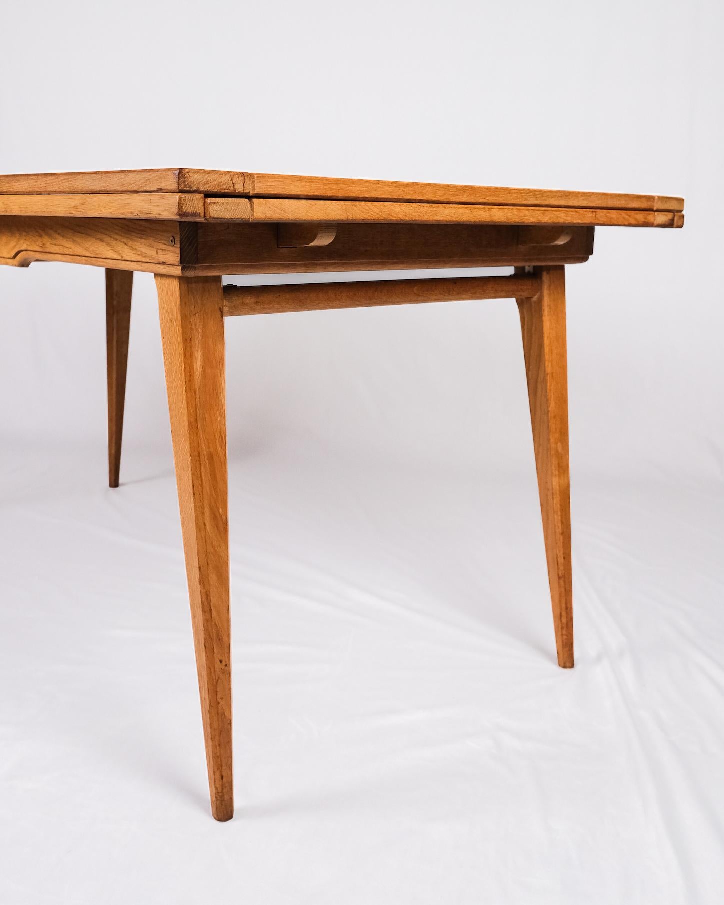 Milieu du XXe siècle Table à rallonge en Oak, dans le style de Guillerme et Chambron, France, années 1960 en vente