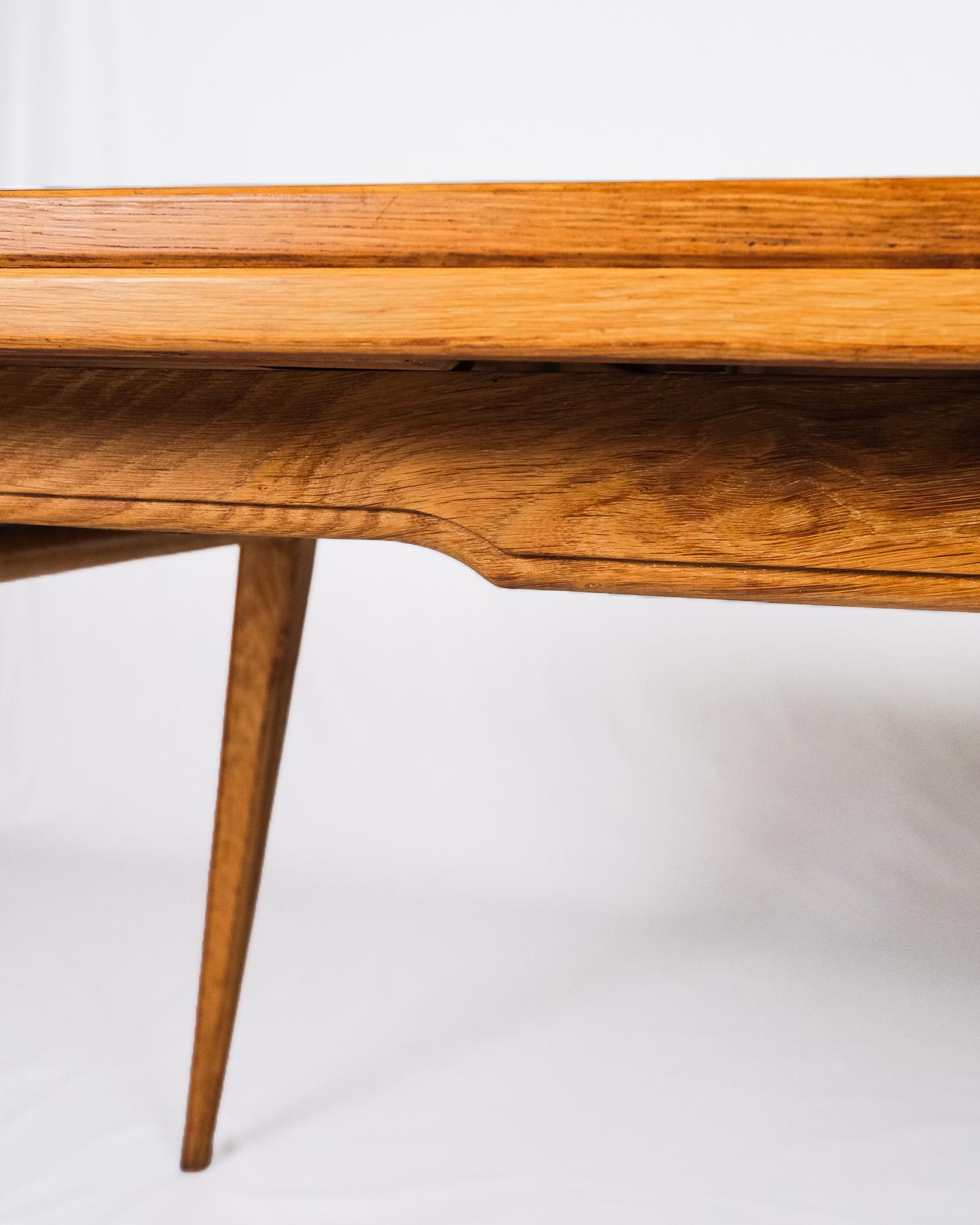 Table à rallonge en Oak, dans le style de Guillerme et Chambron, France, années 1960 en vente 1
