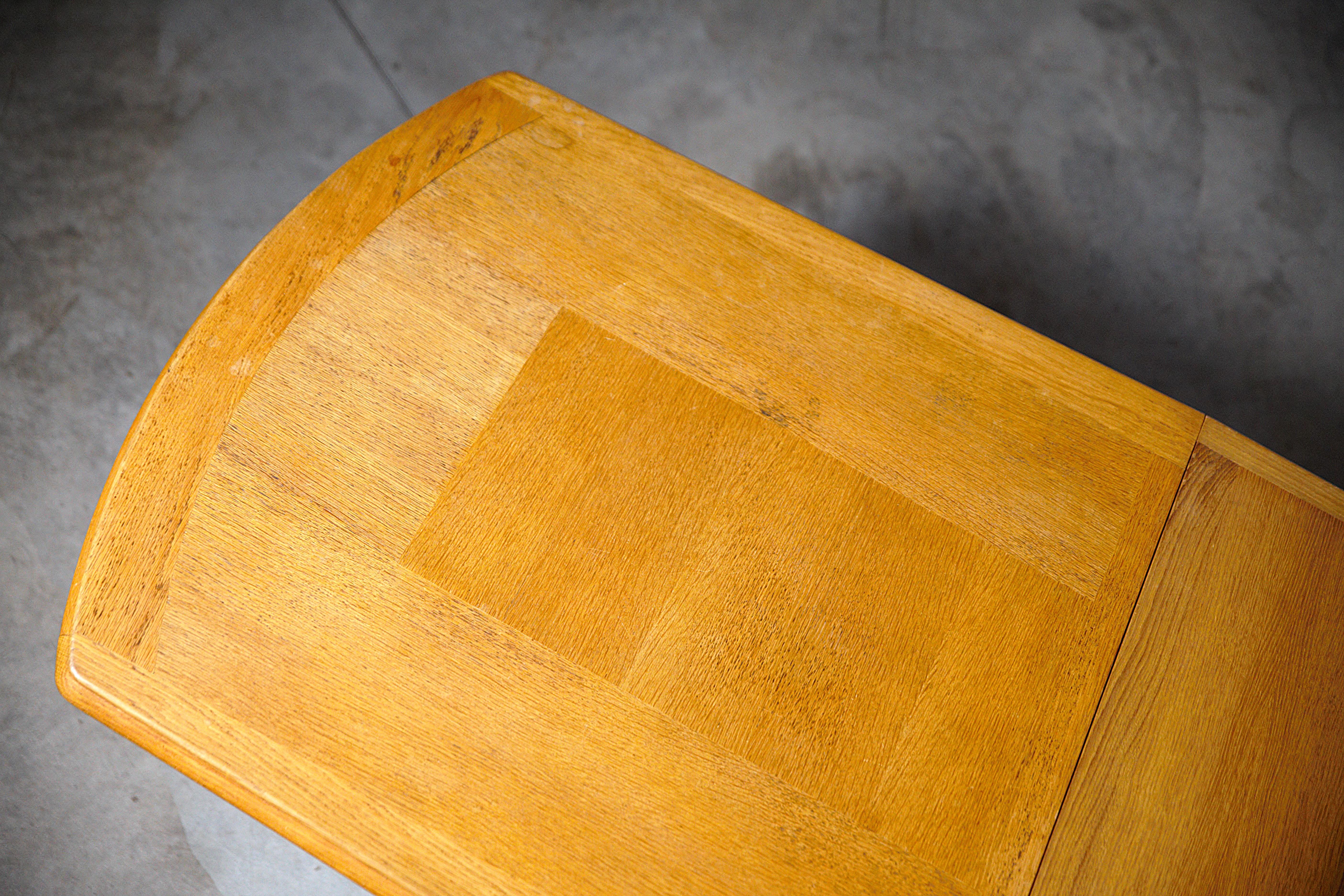 Metà XX secolo Tavolo da pranzo allungabile in Oak di Guillerme & Chambron Francia anni '60