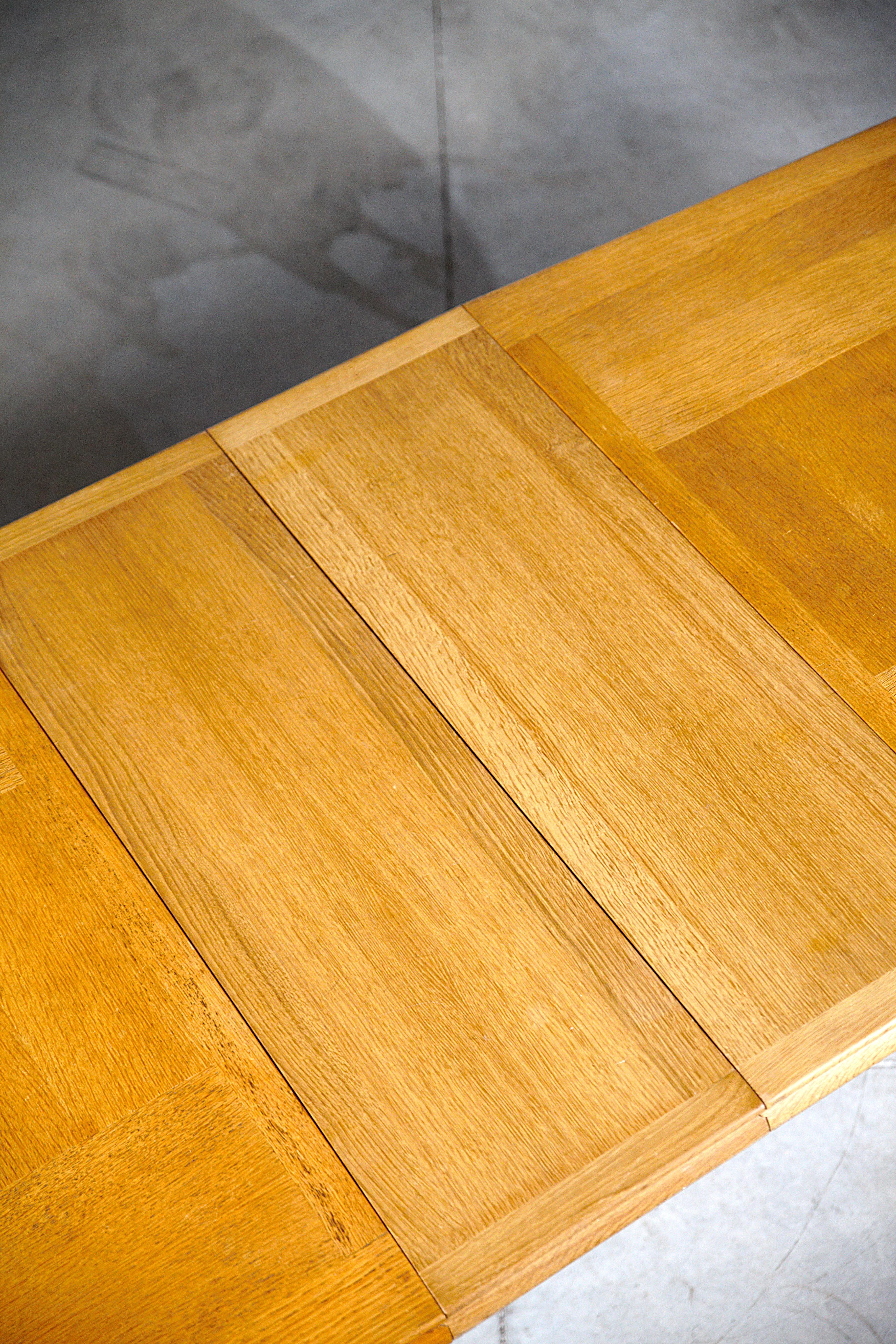 Legno Tavolo da pranzo allungabile in Oak di Guillerme & Chambron Francia anni '60