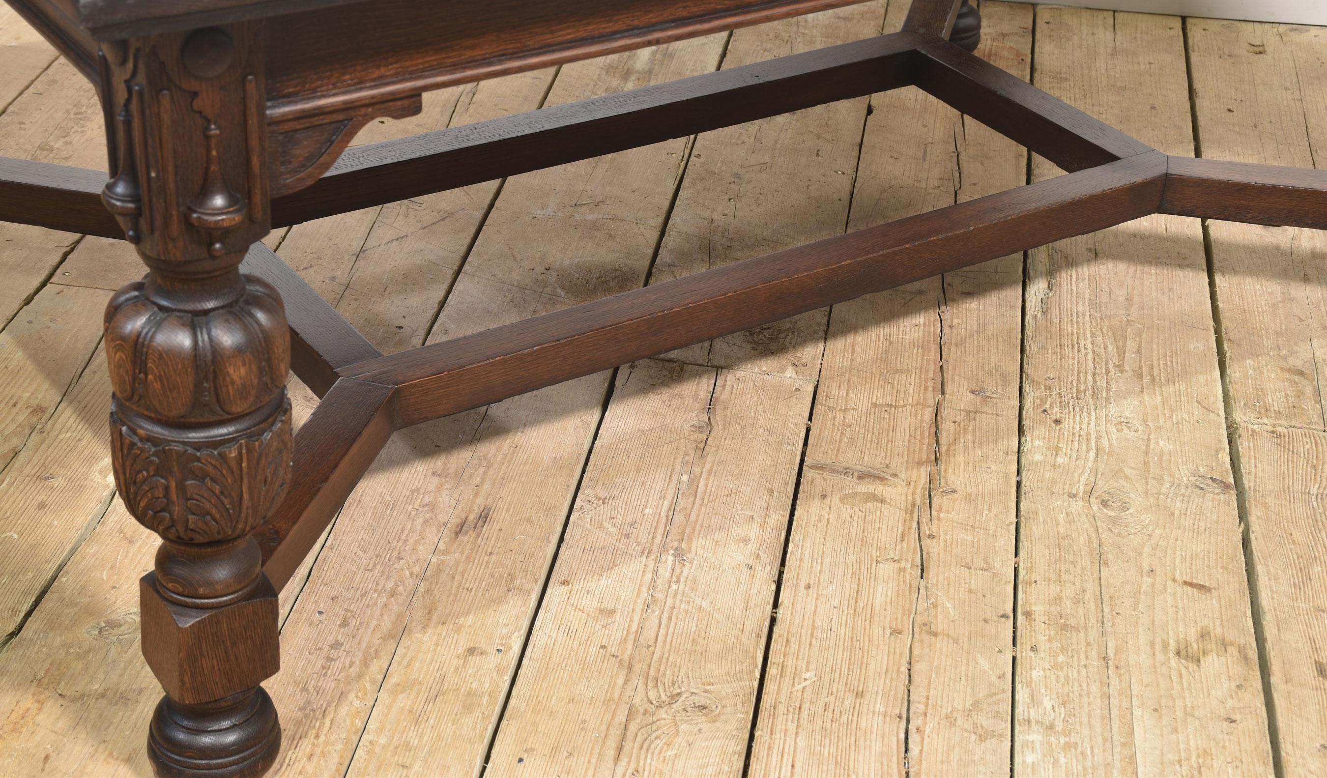 Ausziehbarer esstisch aus eiche von Maple and Co. (Eichenholz) im Angebot