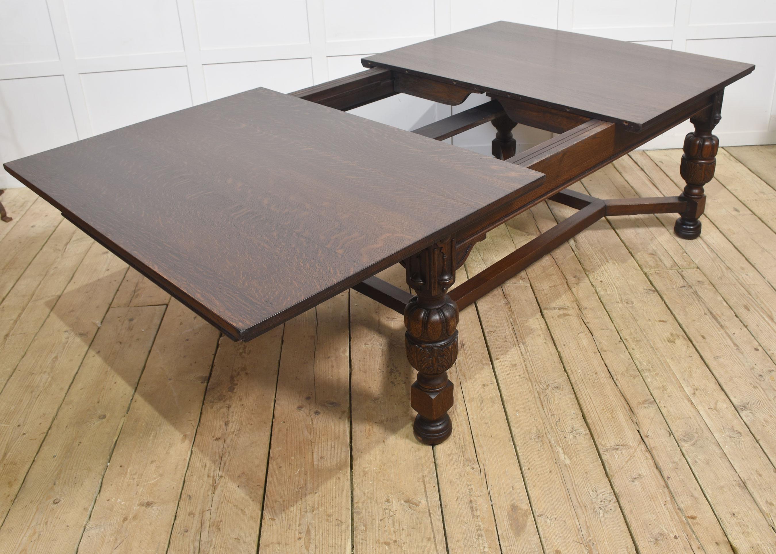 Ausziehbarer esstisch aus eiche von Maple and Co. im Angebot 1