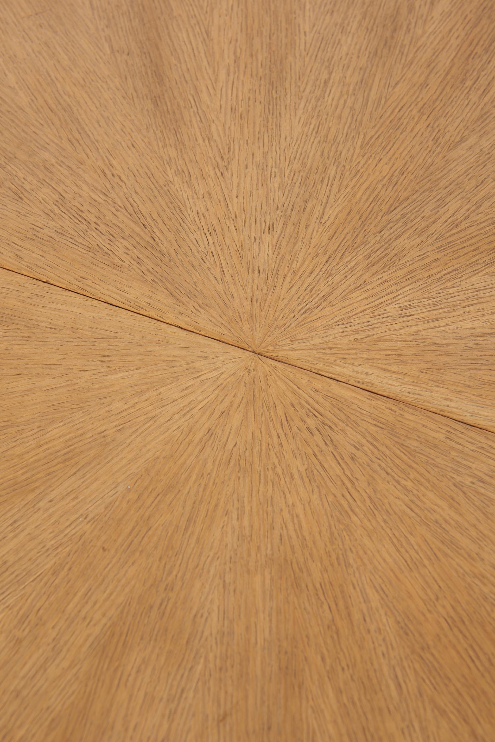 Oak Extending Dining Table In Good Condition In London, GB