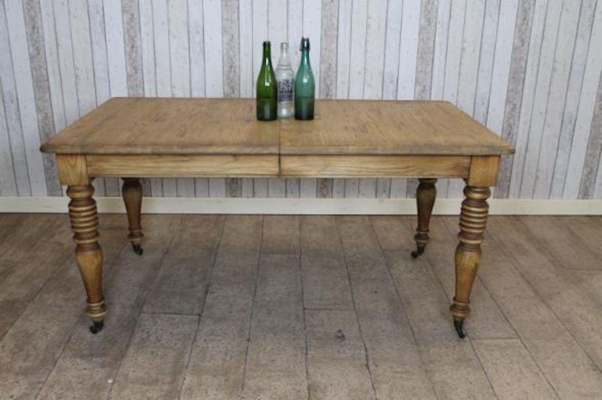 Oak Extending Farmhouse Table, 20th Century For Sale 3