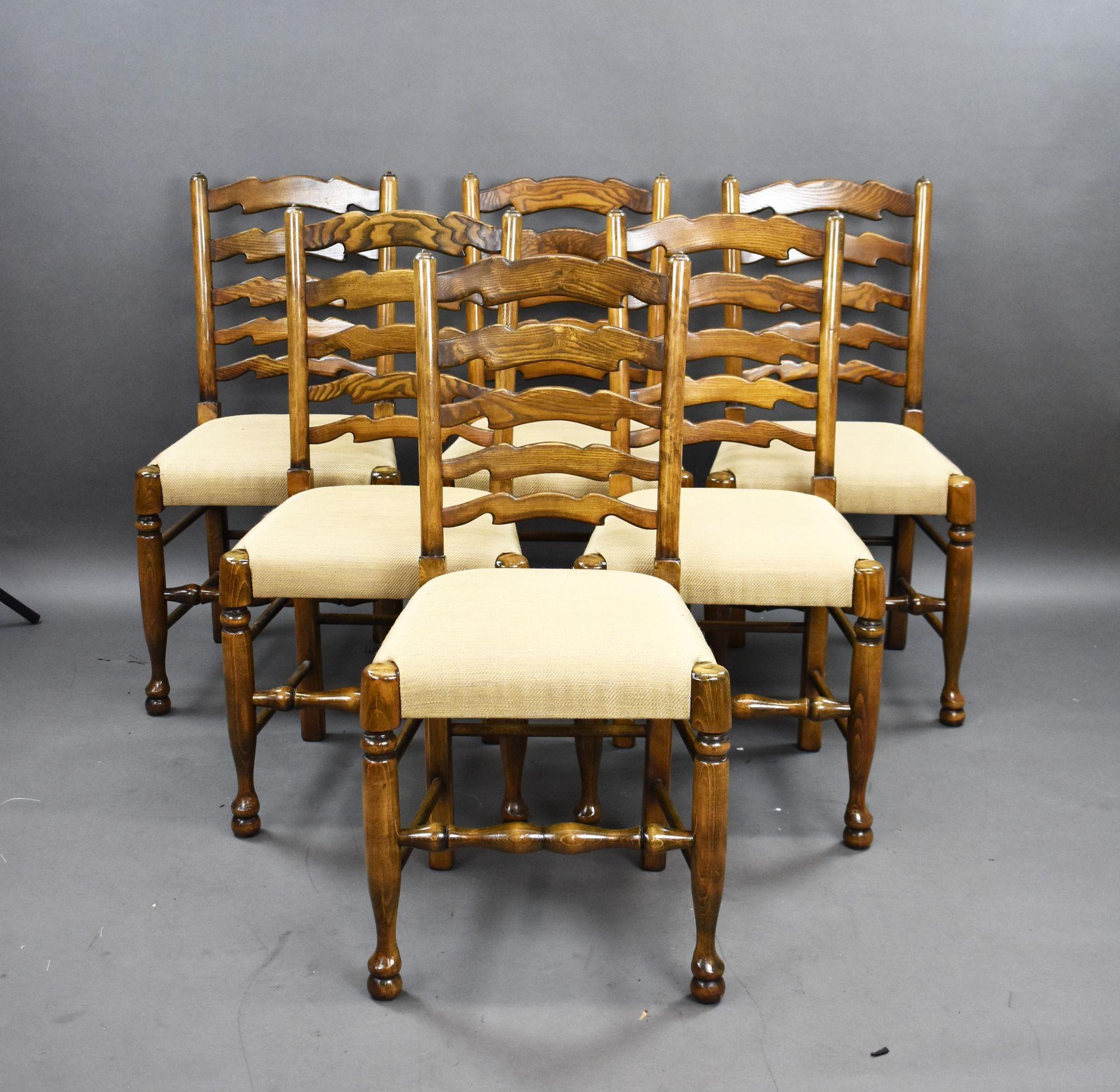 Table de salle à manger extensible en chêne et six chaises à dossier en échelle en bon état.

Dimensions

Table étendue 168cm x profondeur 122cm hauteur 75cm
Fermé 122cm

Chaises Largeur 48cm Profondeur 41cm Hauteur 93.5cm