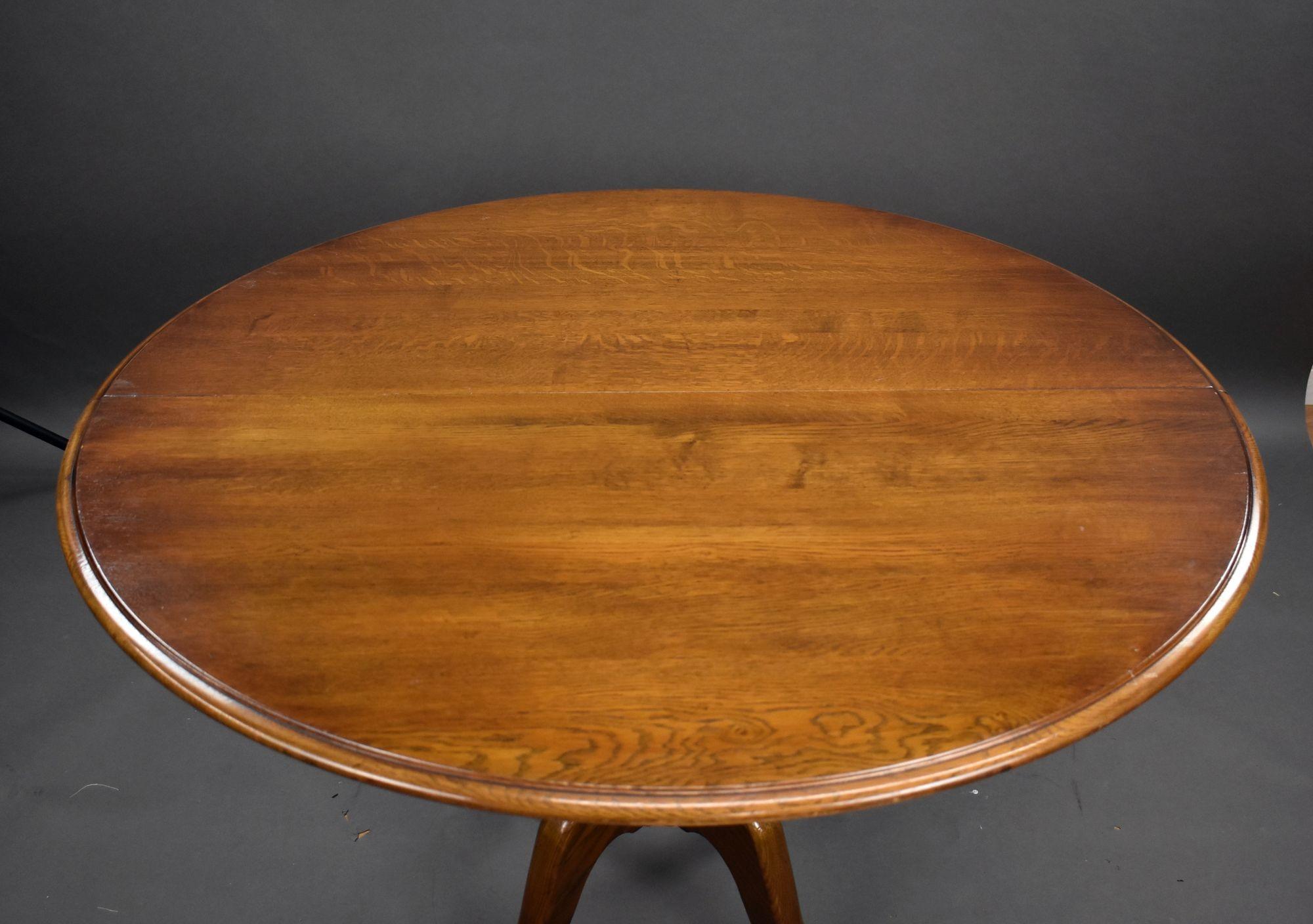 Table à rallonge en Oak et six chaises à dossier en échelle Bon état - En vente à Chelmsford, Essex