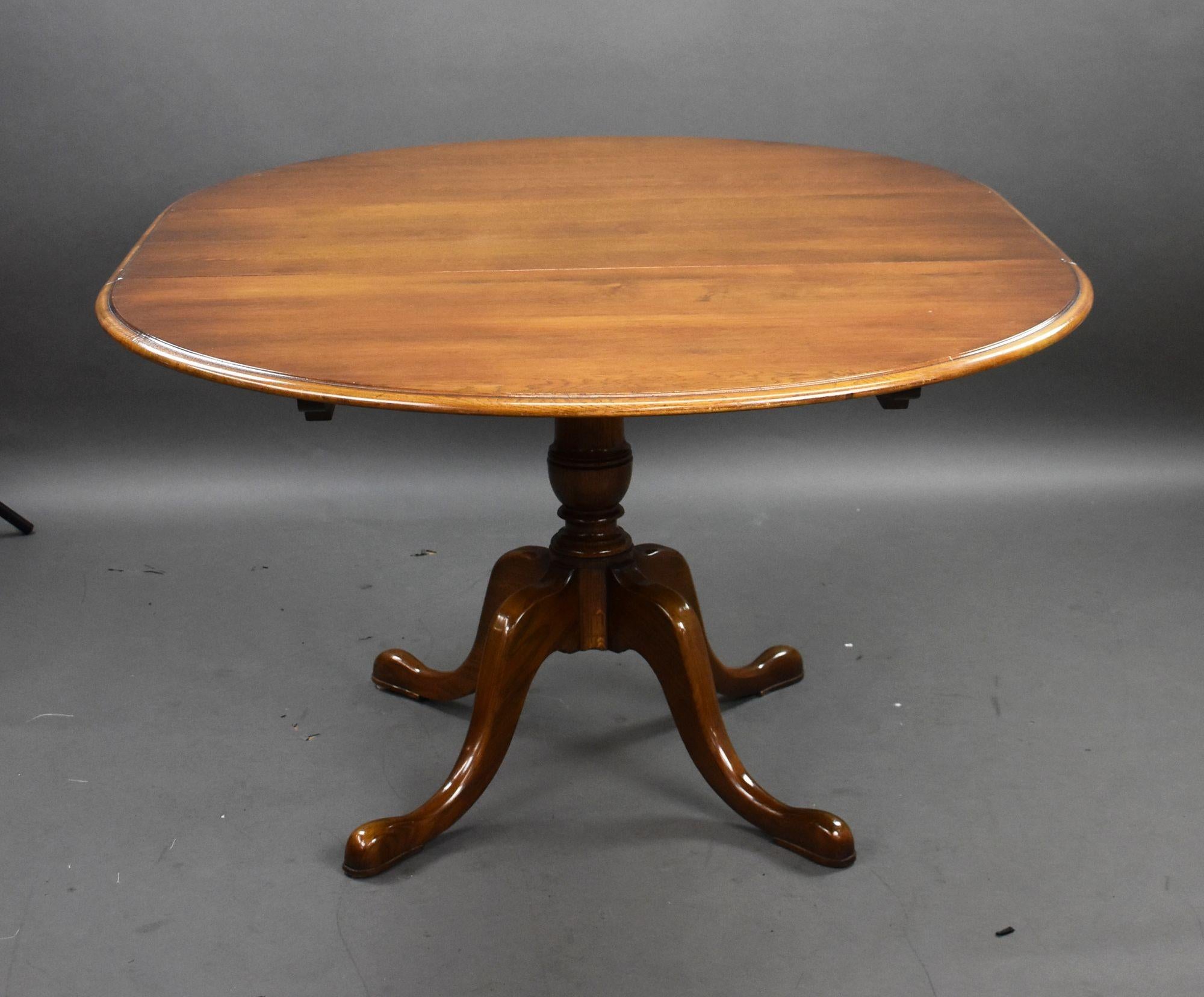 20ième siècle Table à rallonge en Oak et six chaises à dossier en échelle en vente